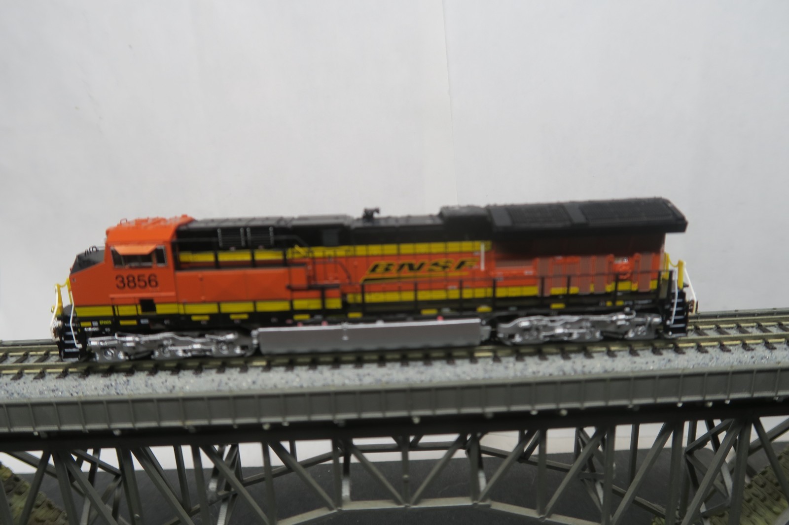 SCALETRAINS RIVET COUNTER N SCALE SXT30609 GE TIER 4 BNSF RWY ET44C4 #3856!