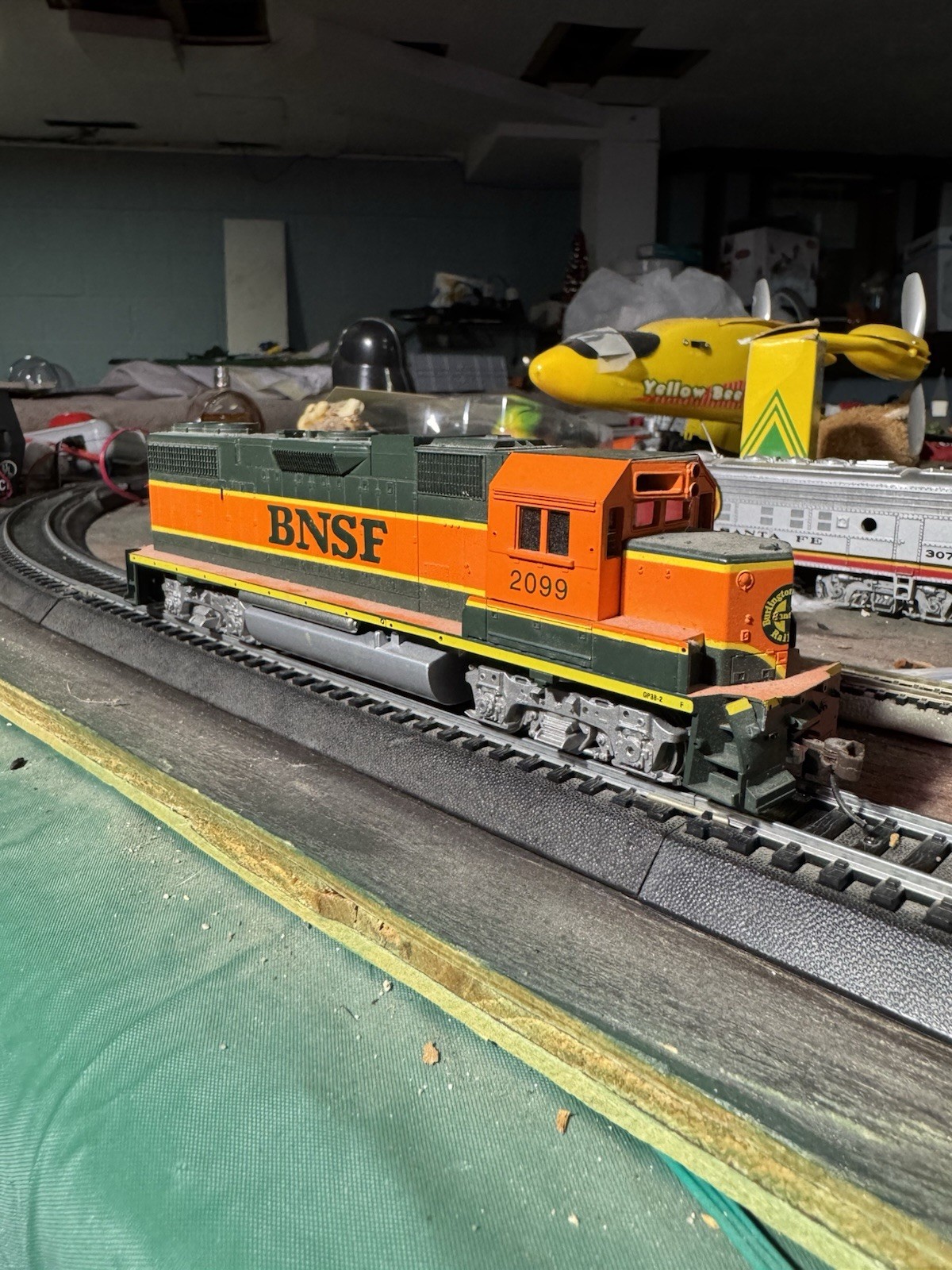 Athearn 4619 GP38-2 Powered BNSF – Green Orange 2099 HO NOS
