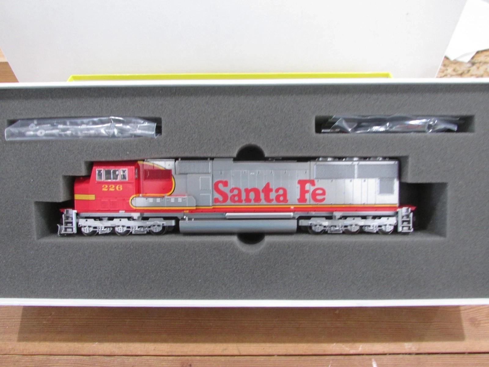 HO Scale Athearn Genesis G6137 SD75M Diesel Locomotive Santa Fe #241