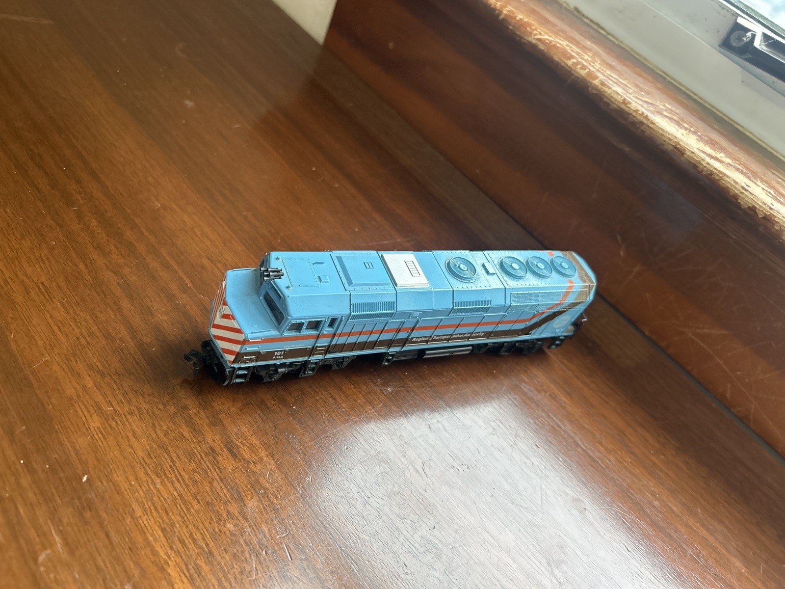 KATO – Chicago RTA EMD F40PH Locomotive #101- Assembled