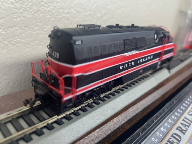 BL2 ROCK ISLAND loco – DC ANALOG HO Scale “CARBODY STYLE” PASSENGER OOP DISPLAY