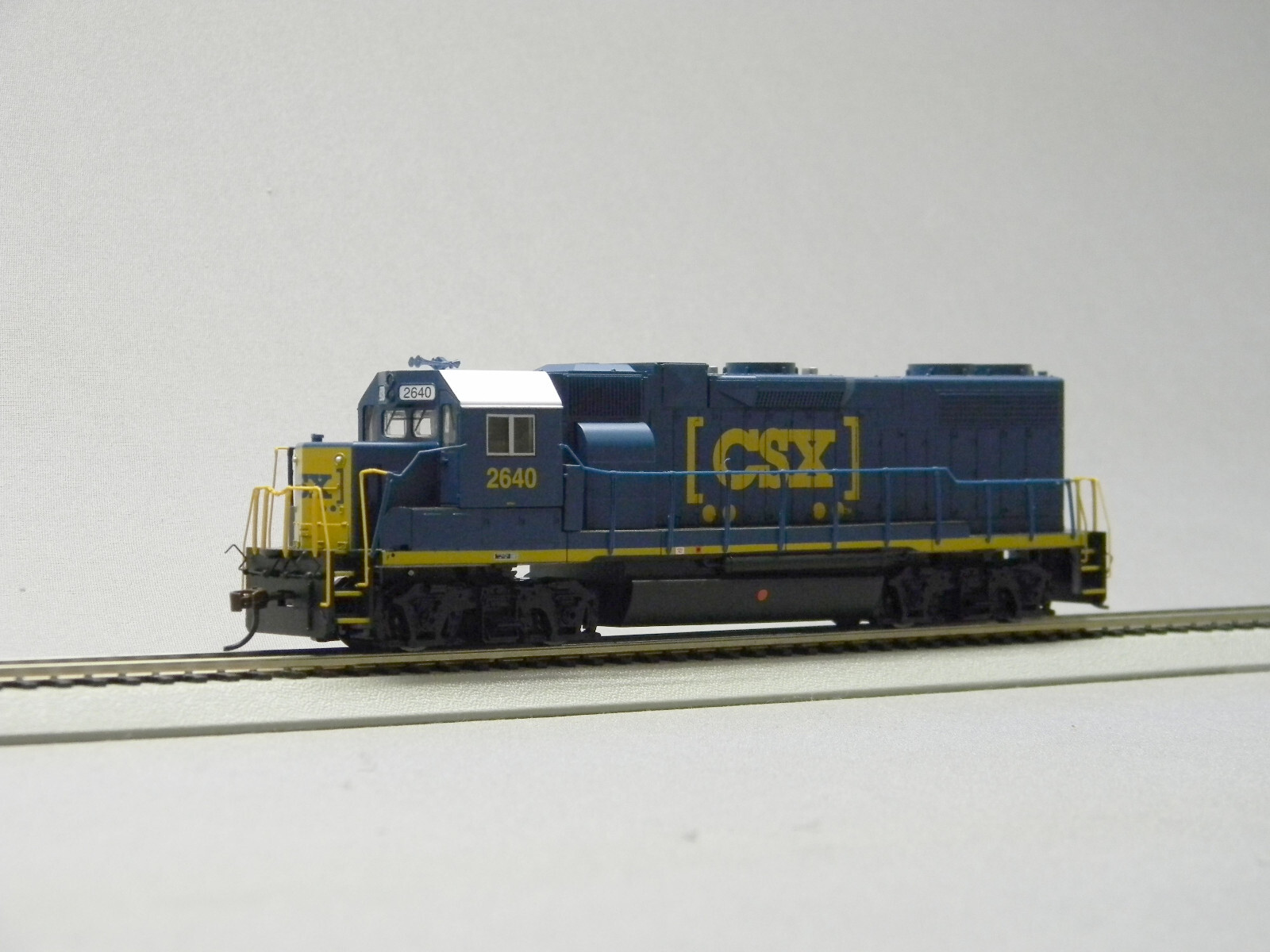 BACHMANN HO SCALE CSX GP38-2 DIESEL LOCOMOTIVE ENGINE w/ AWD #2640 BAC61720 NEW
