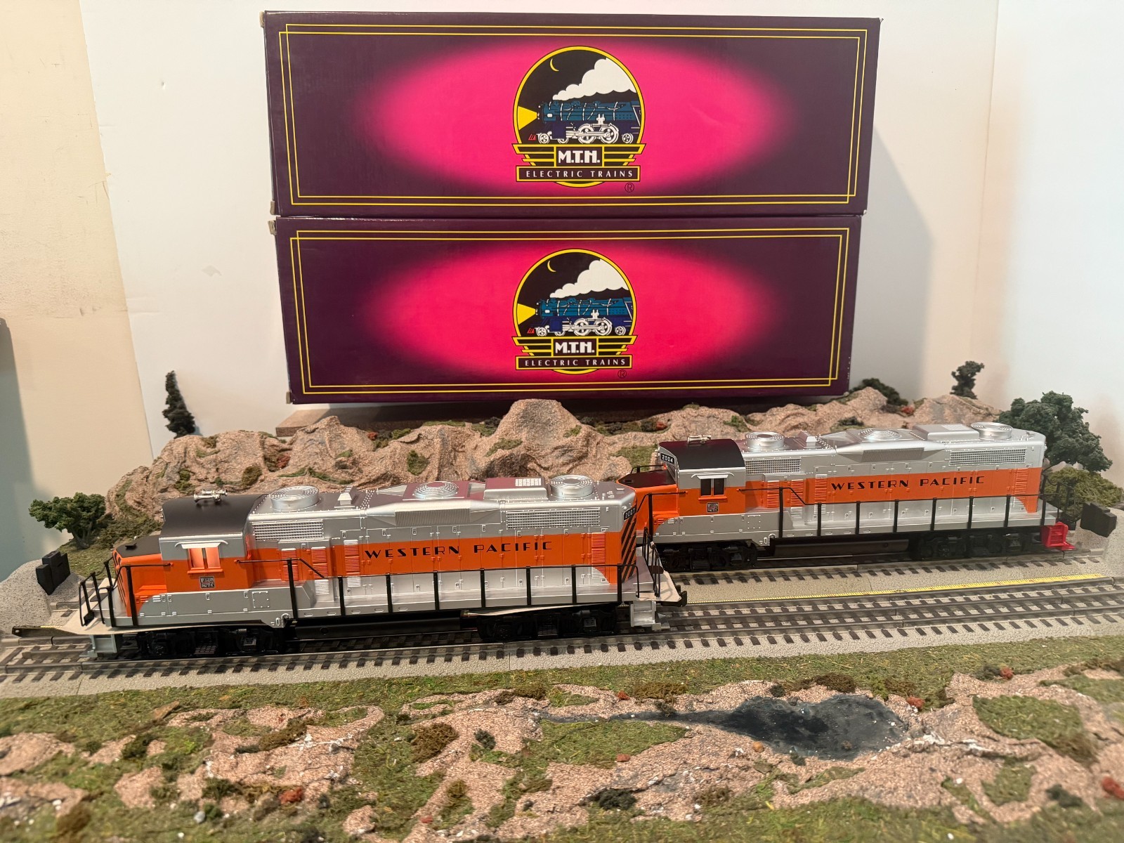 MTH MT-2141LP Western Pacific GP-20 Powered/Dummy pair NIB