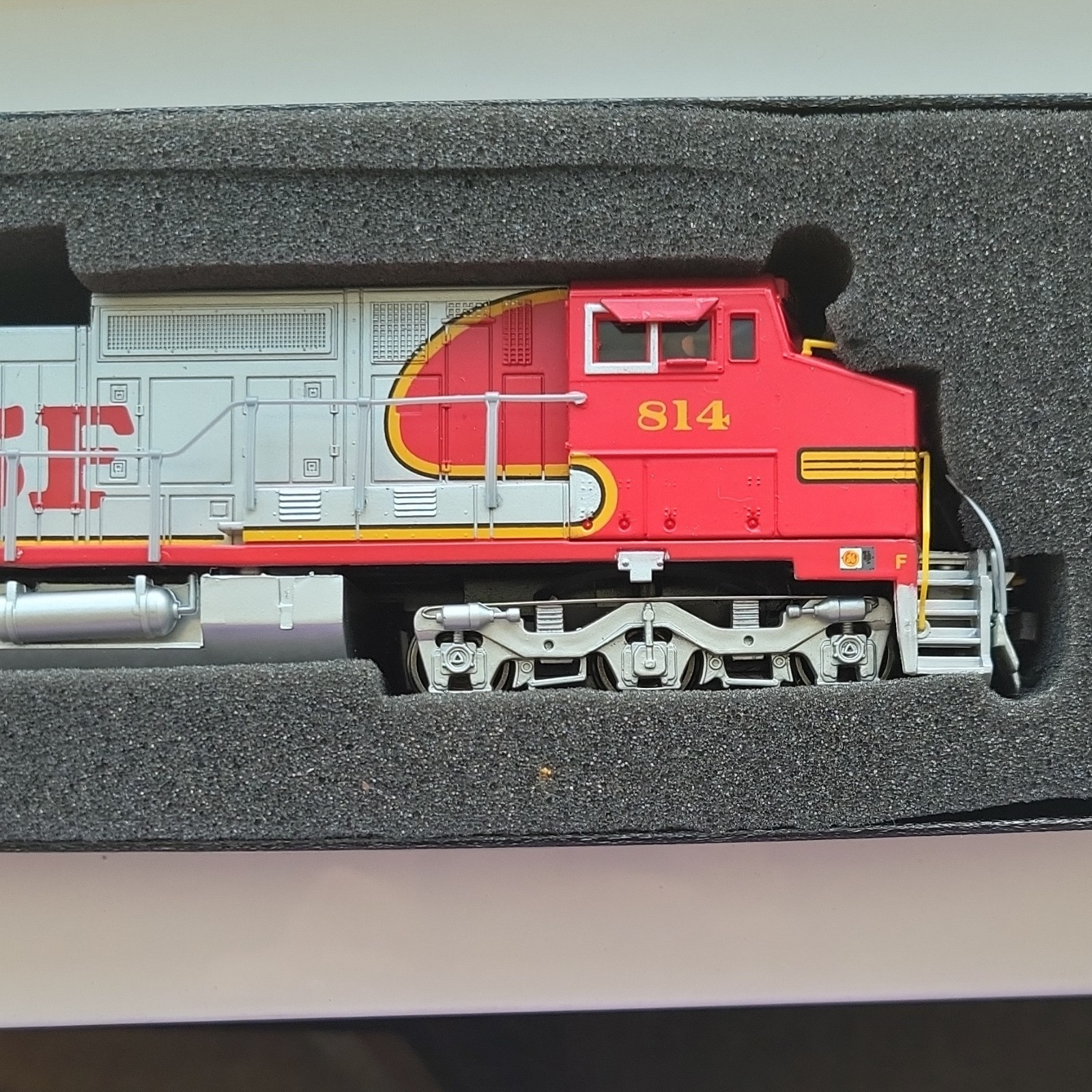 Bachmann Spectrum HO BNSF Railway Diesel Locomotive 814 Gray/Red/Yellow