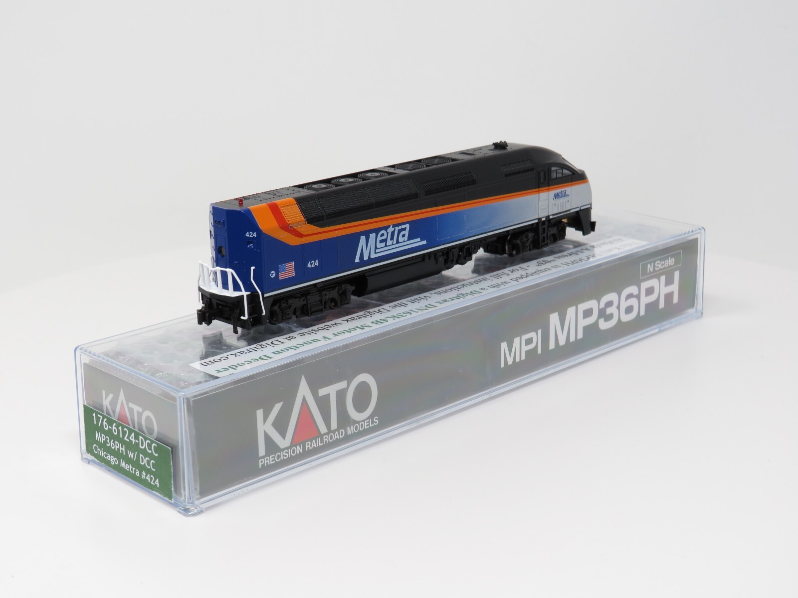 Kato N 176-6124-DCC Chicago Metra MP36PH Diesel Locomotive Commuter Passenger