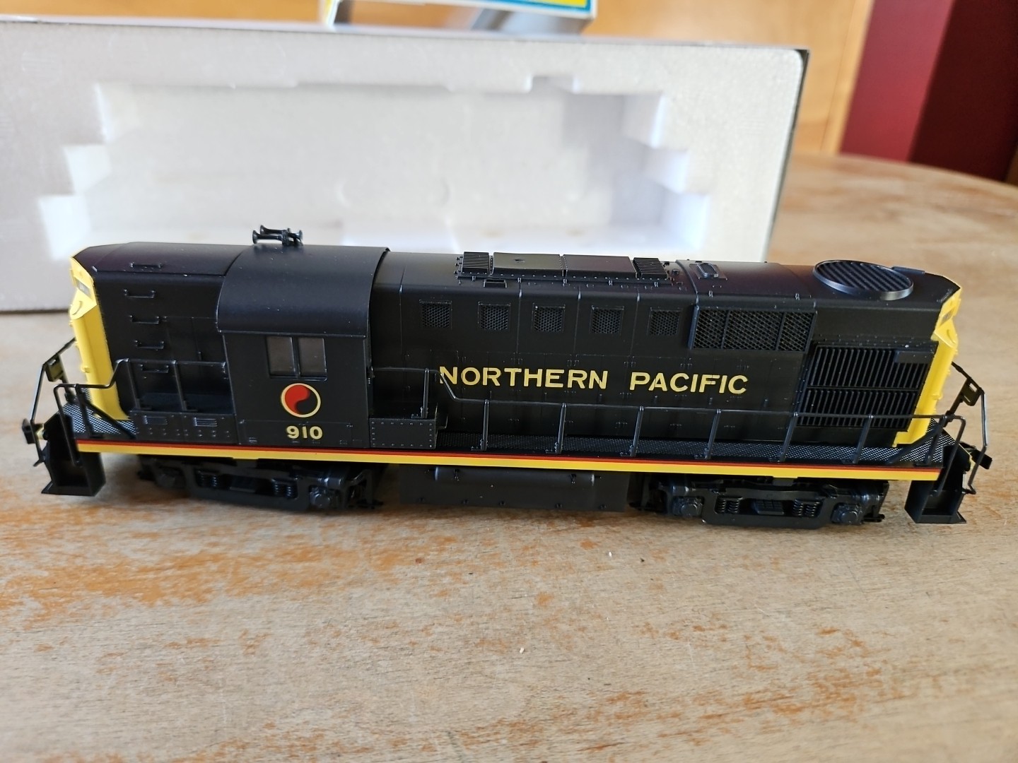 Atlas HO 7099 Northern Pacific RS-11 Diesel Locomotive #910 LN in Box
