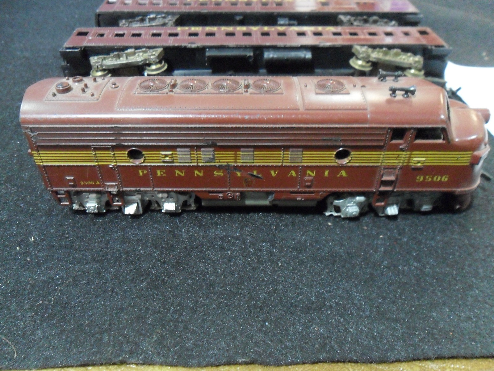 Vintage HO Pennsylvania Locomotive Train 9506 and Two passenger Cars Donations