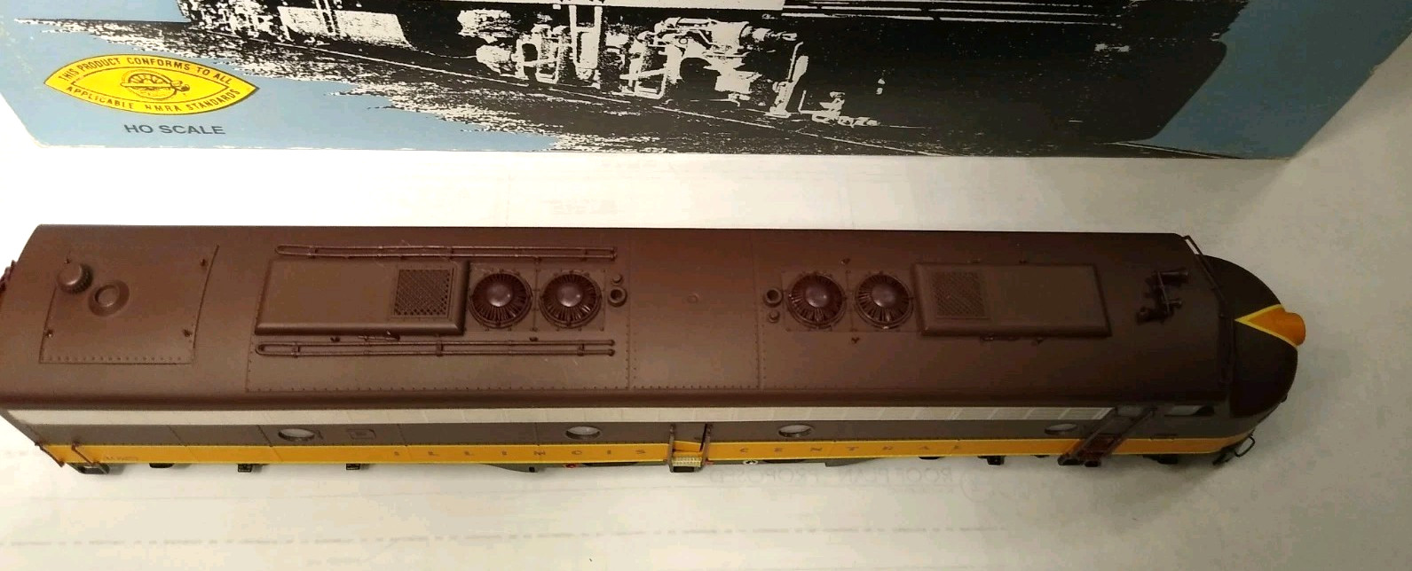 HO Proto 2000 Illinois Central Powered Diesel Locomotive E8/9