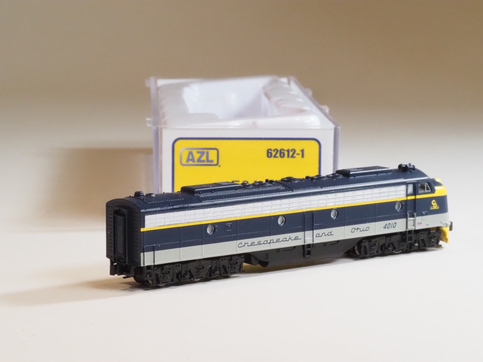 AZL 62612-1 Z-scale Chesapeake Ohio C&O E8 A #4010 Diesel Locomotive NEW &TESTED