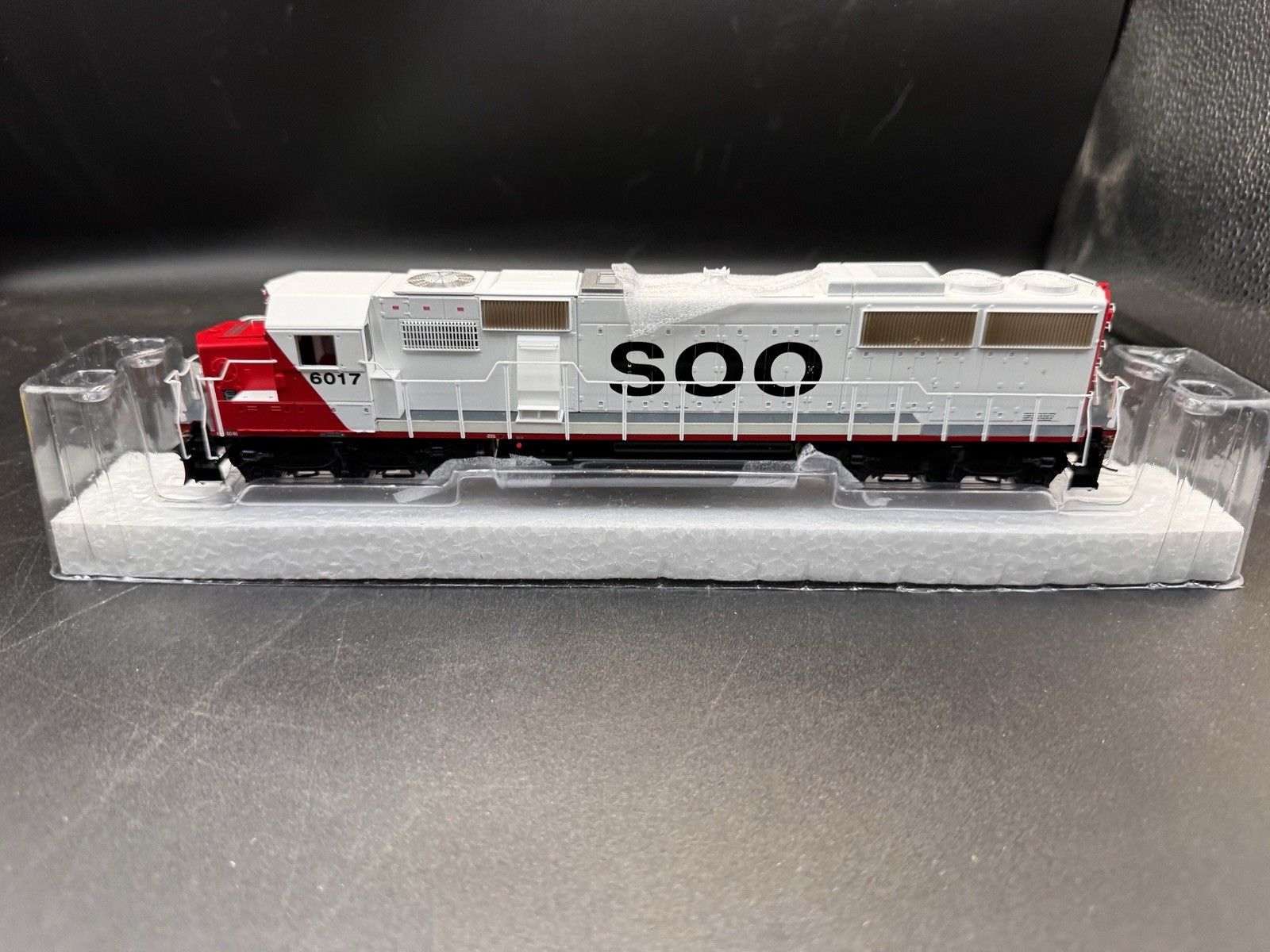 Athearn RTR 6017 Soo Line SD60 Red/White Ho Scale DC/DCC Ready 79862