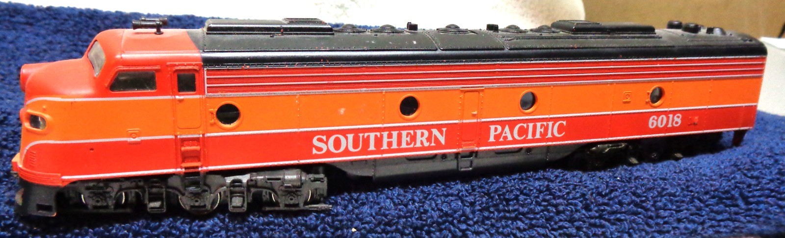 RivaRossi Extended Diesel Locomotive Southern Pacific E8/9A #6018 9 1/2 in