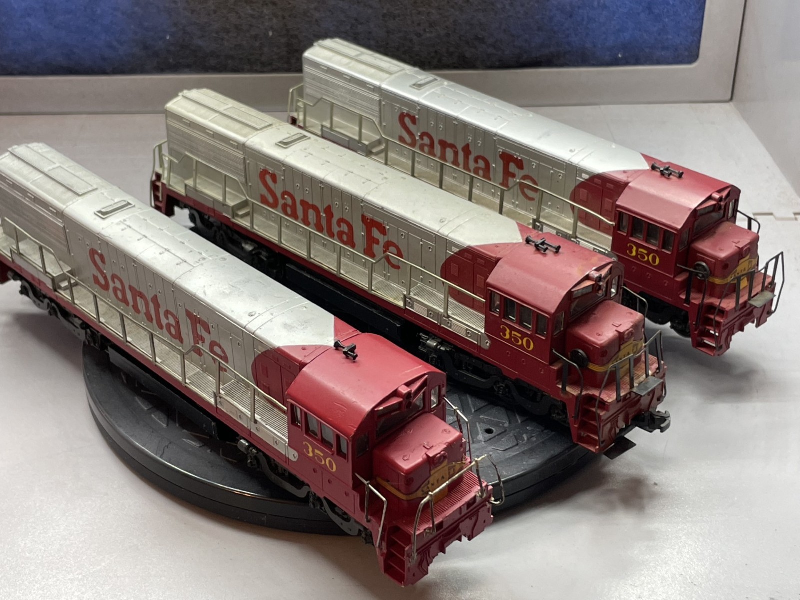 Set of 3 – HO Rivarossi Santa Fe U25C Diesel #350 – display, parts or repair