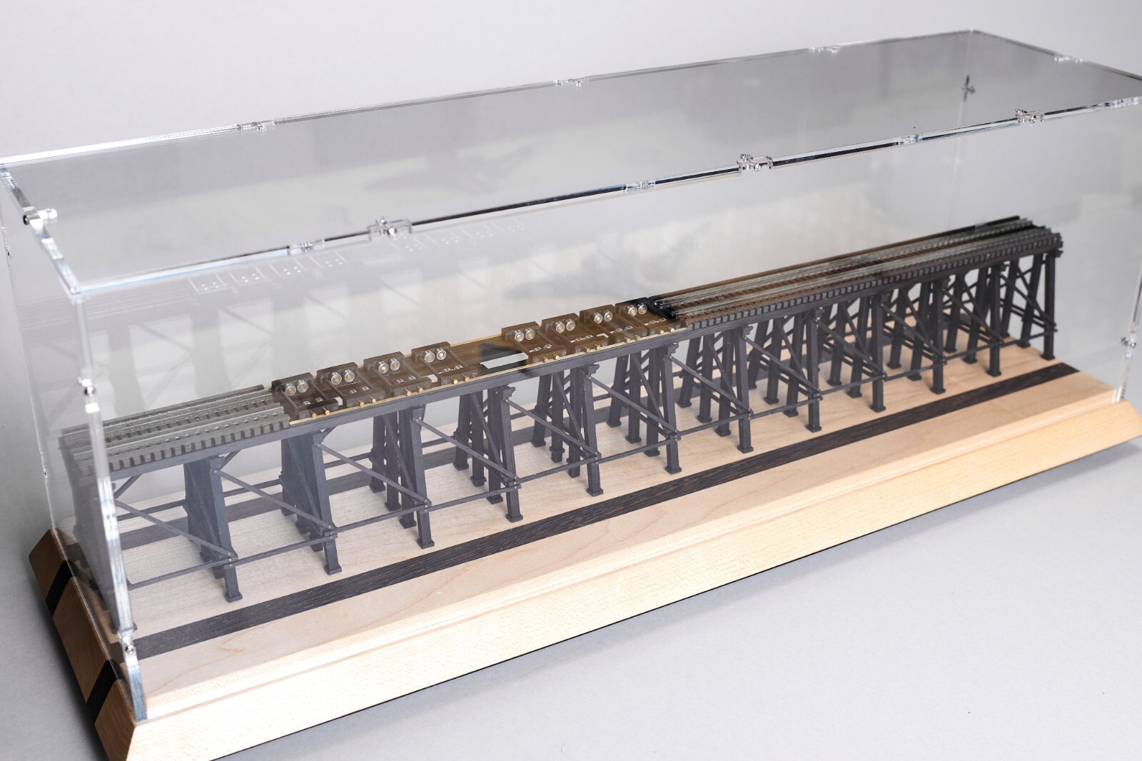 Working Wood Bridge Display for DC/DCC Locomotives HO scale