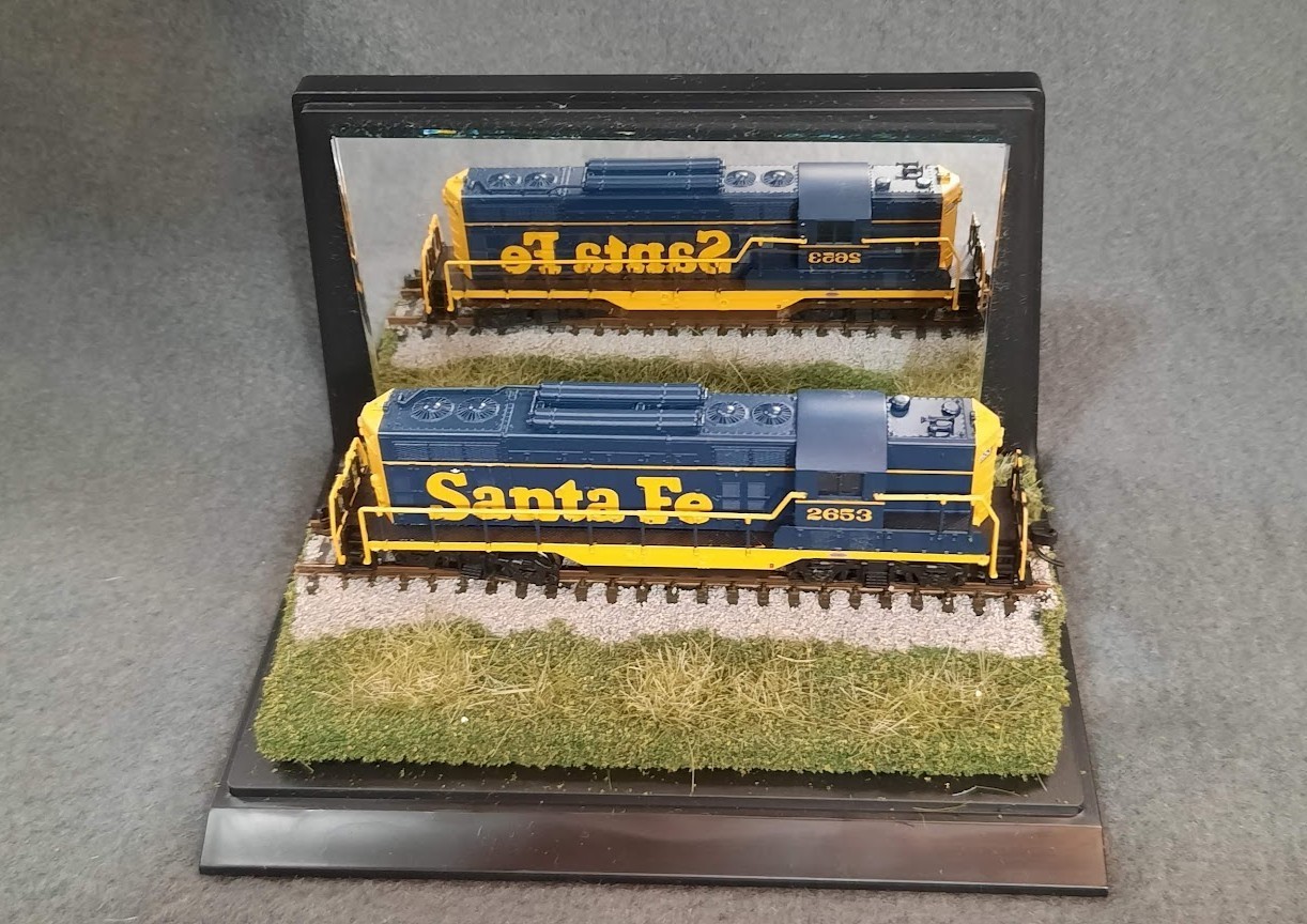 N SCALE – MIRROR- 5″ DISPLAY CASE – SUMMER SCENE – FOR ANY N SMALL LOCO OR CAR