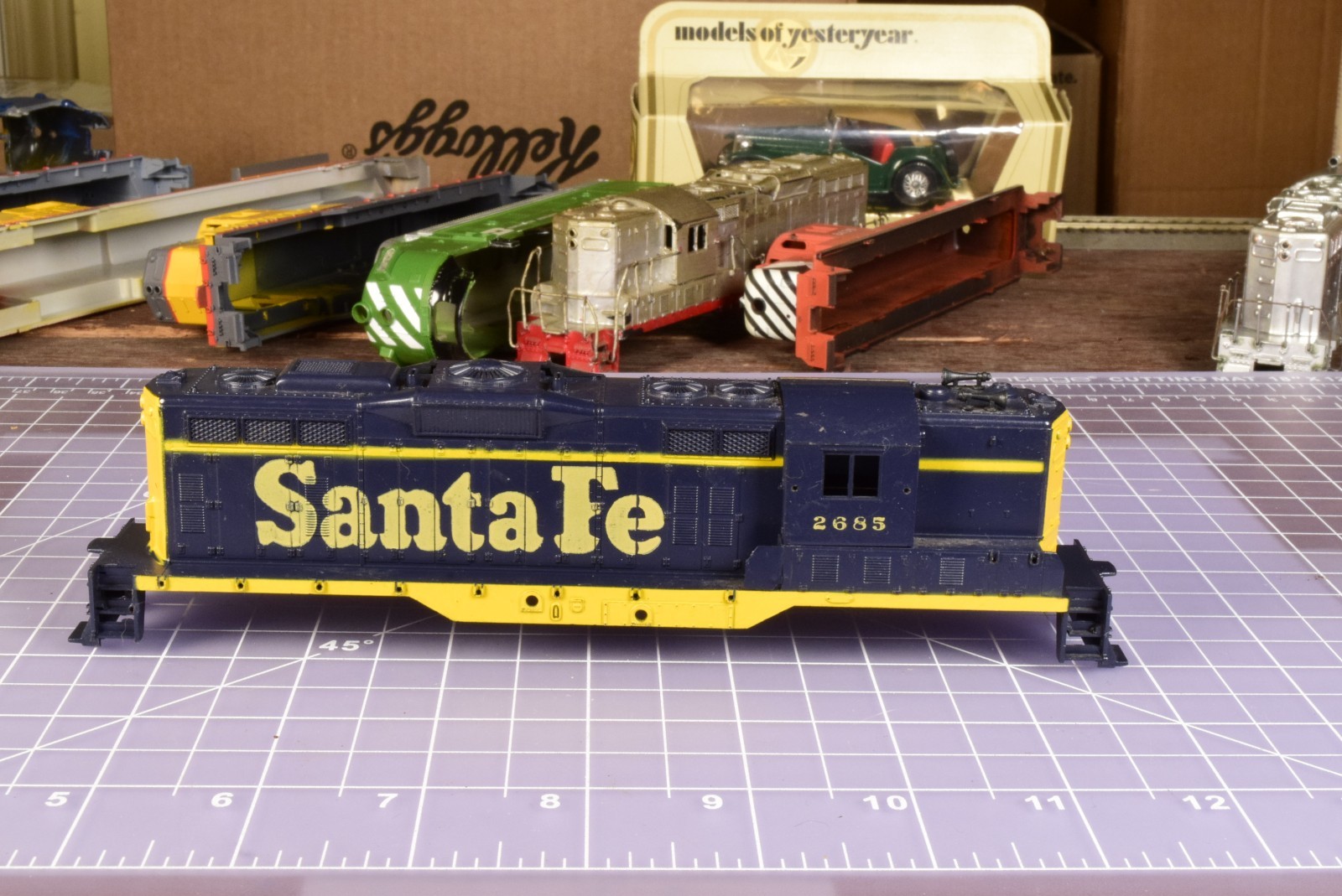 HO SHELL GP9, Santa Fe 2685 horns, no insert/railings SH5