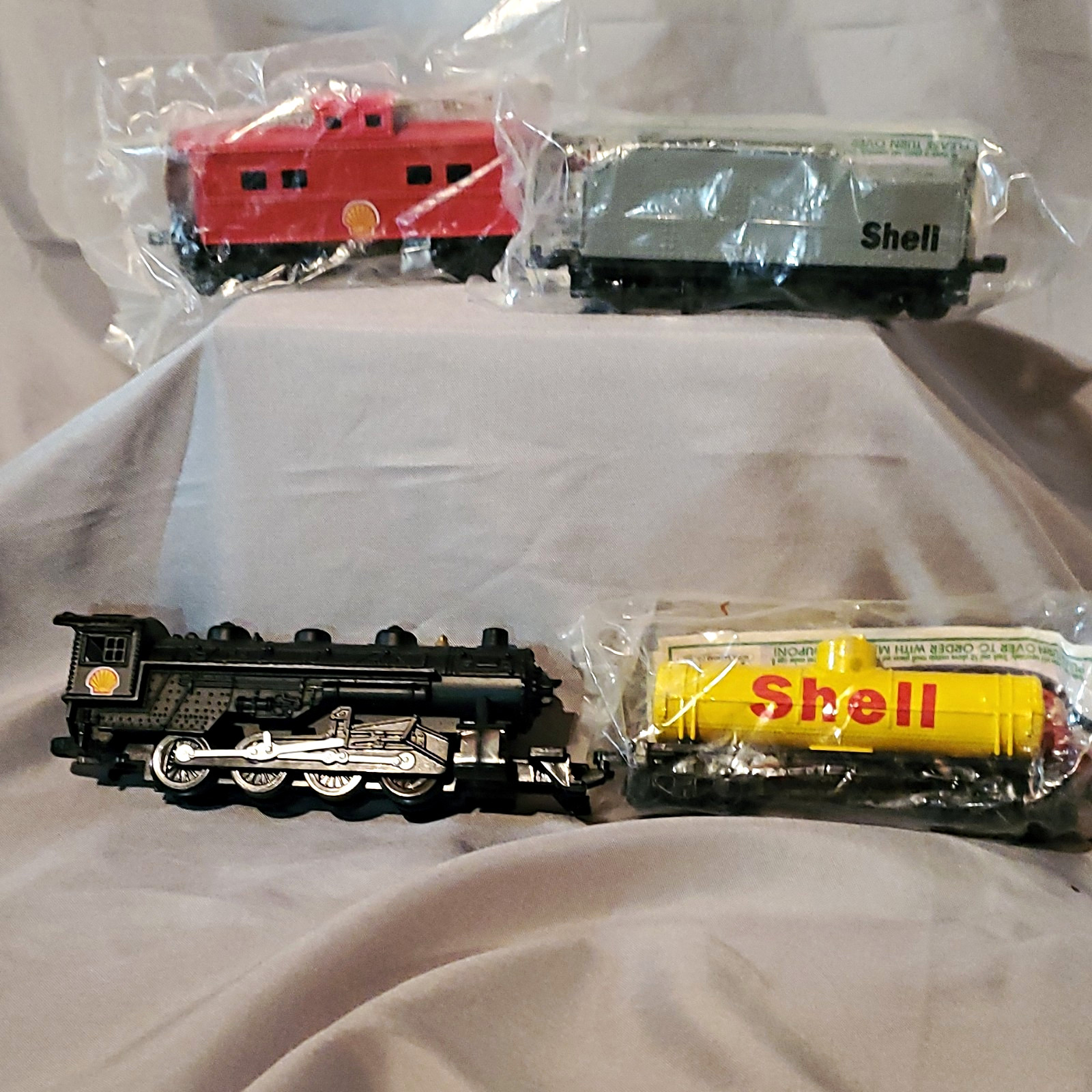 Shell HO USRA 0-8-0 Steam Locomotive w/ Shell Tank Cars Analog DC 2-Rail