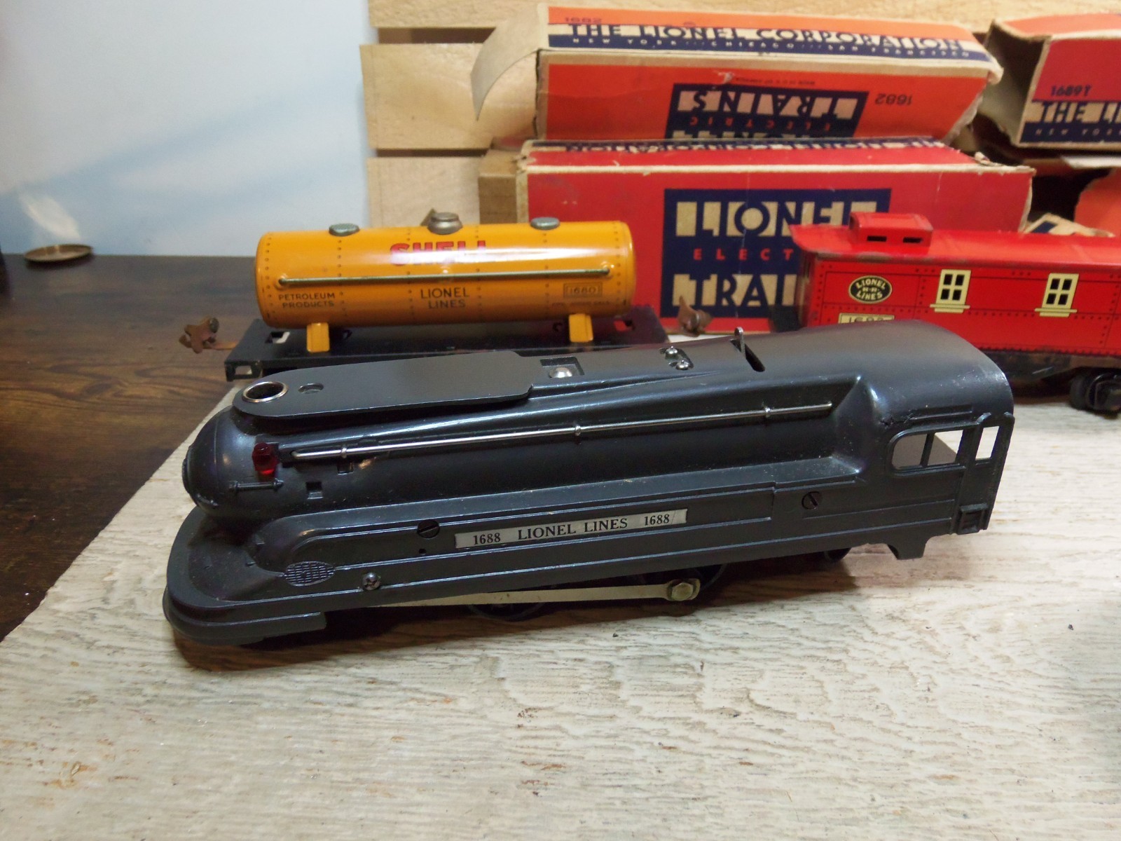 Vintage O 27 Lionel Lines 1688 Loco, Tender with 1679, 1680, and 1682 Tin Cars