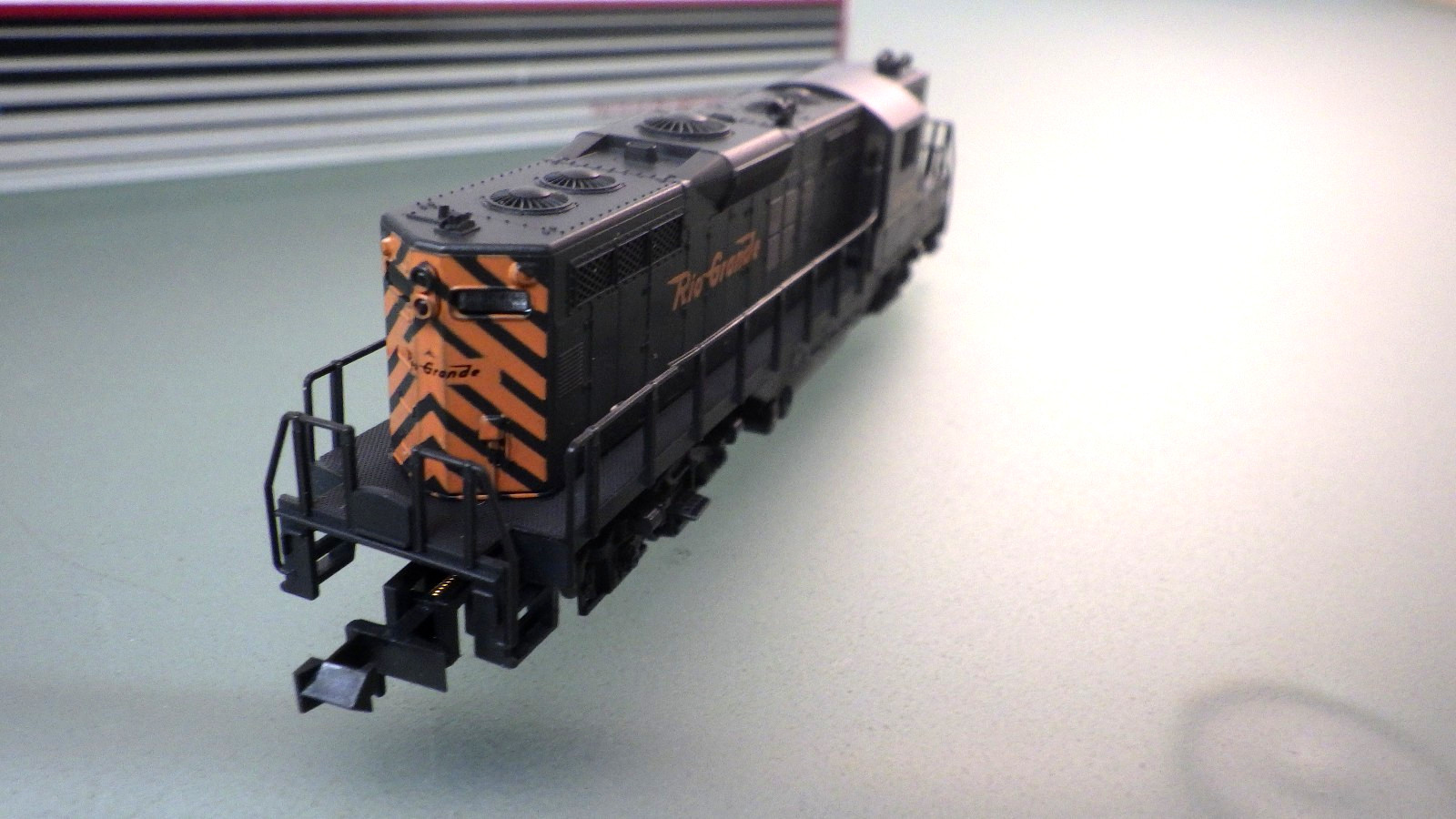 N-Atlas / Kato Powered GP-9 Locomotive Engine in Box * Rio Grande loose railing