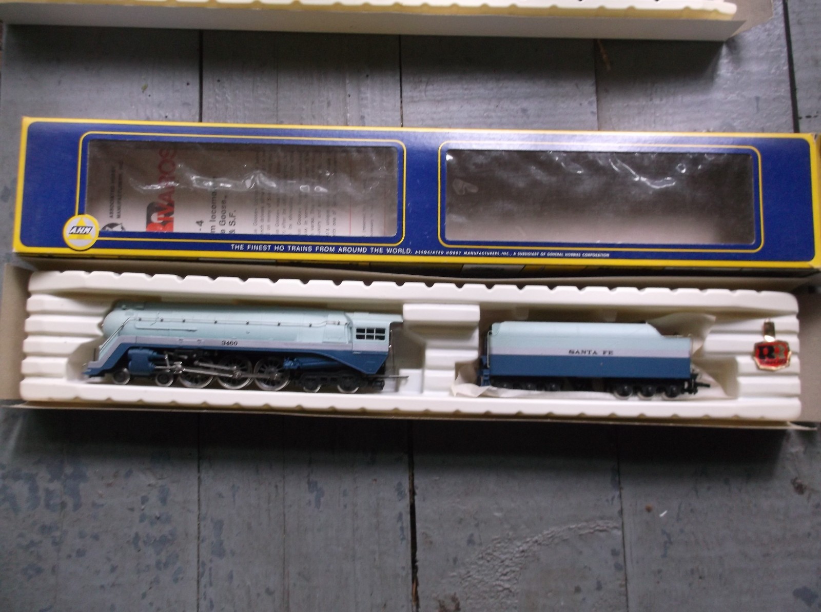 NIB AHM RIVAROSSI “HO” SCALE AT & SF BLUE GOOSE 4-6-4 STEAM LOCOMOTIVE & TENDER