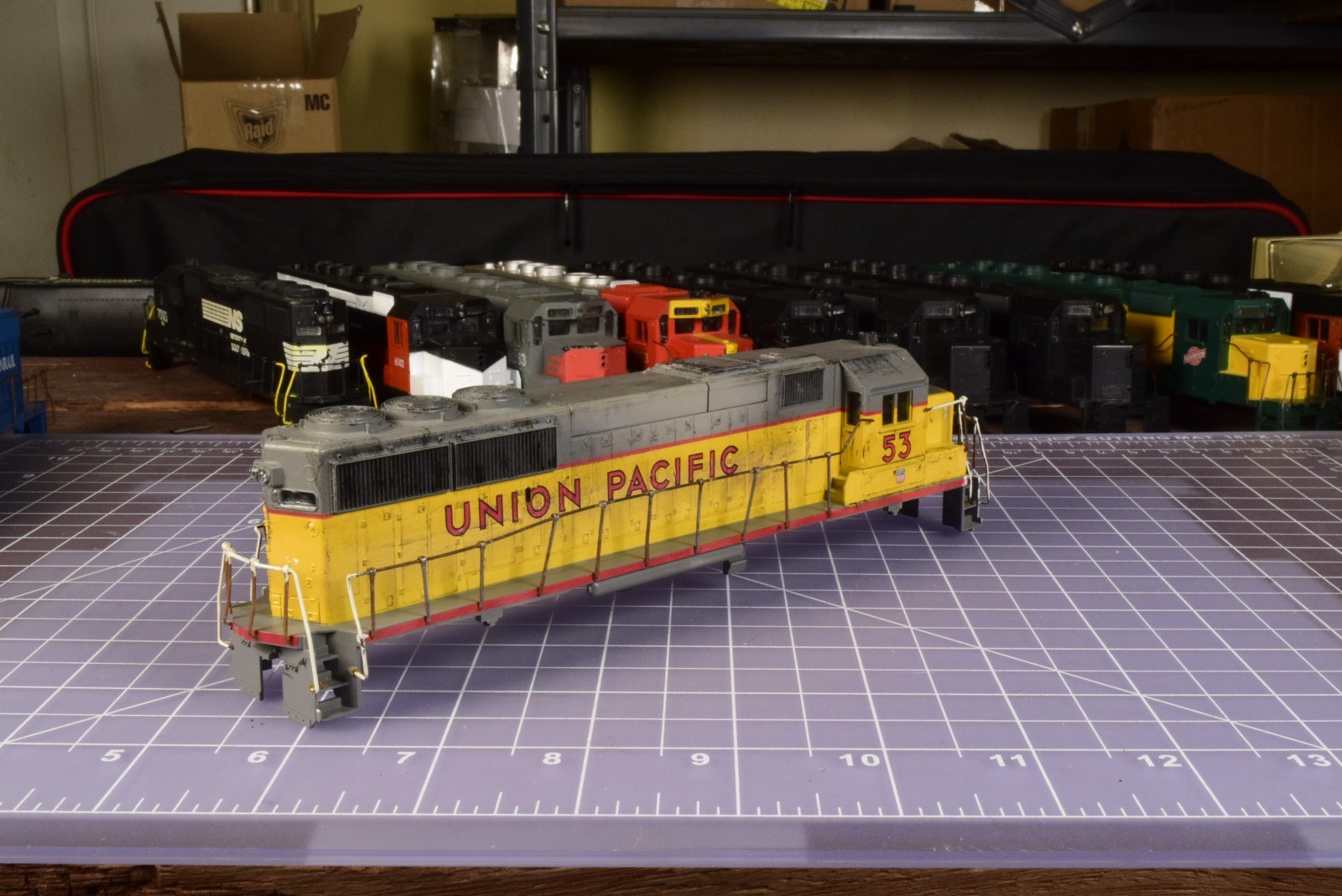 HO SHELL modified Union Pacific 53 cab/eyebrow insert, metal railings, horns NHV