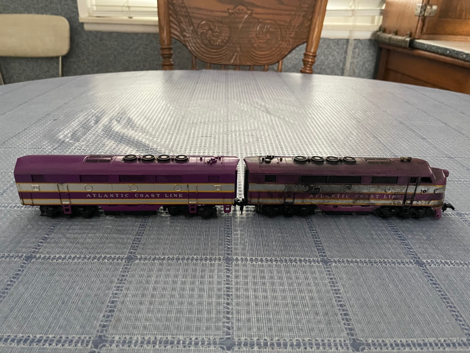 HO Atlantic Coast Line Powered Diesel Engine Locomotive w/Passenger Boxcar