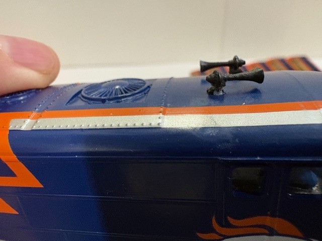 BACHMANN HO HAWTHORNE VILLIAGE DENVER BRONCOS TEAM DIESEL PASSENGER SET