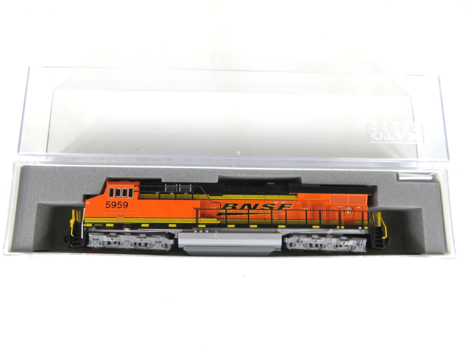 Kato 176-8959 N Scale BNSF “Swoosh” GE ES44AC Diesel Locomotive #5959 NIB