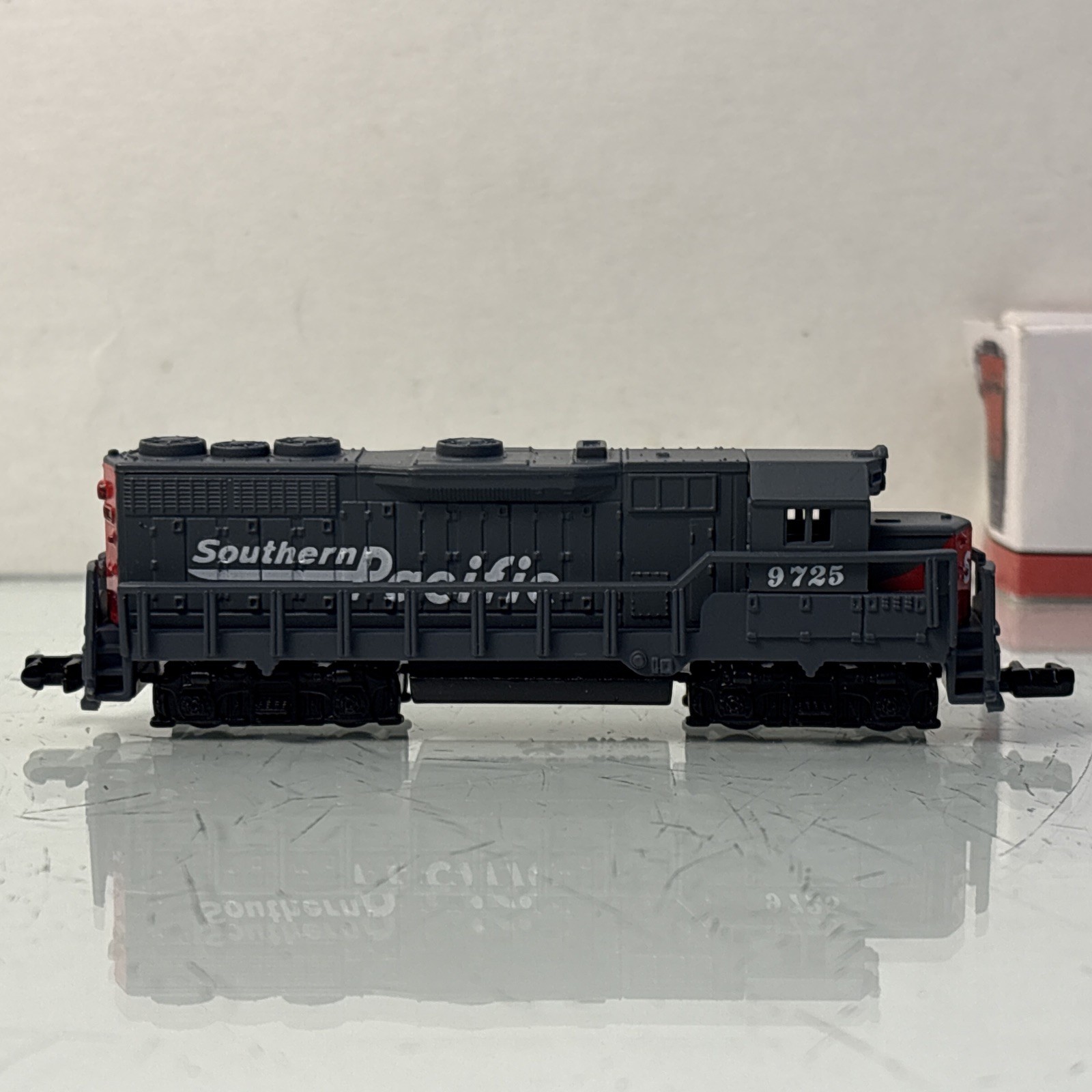 N Scale Southern Pacific 9725 Diesel Locomotive Caboose Box Railroad 3 Tracks