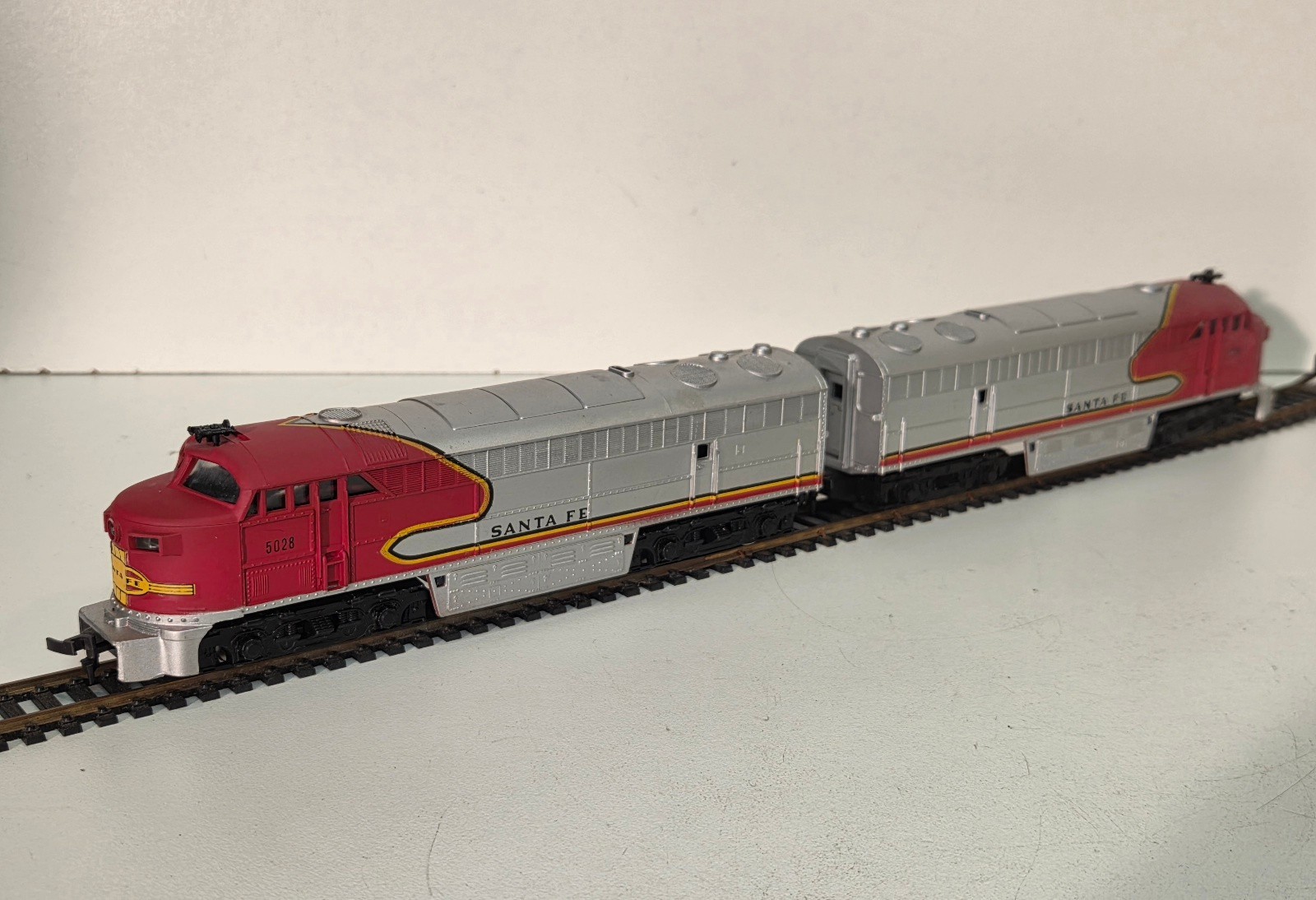 Vintage HO AHM Mehano Santa Fe FM C-Liner Diesel Power Locomotive + Dummy w/ OB