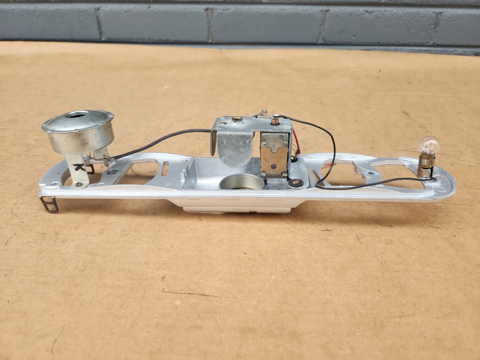 Postwar Lionel 2343 Santa Fe F3 A Operating Horn Chassis Only Very Clean Bracket
