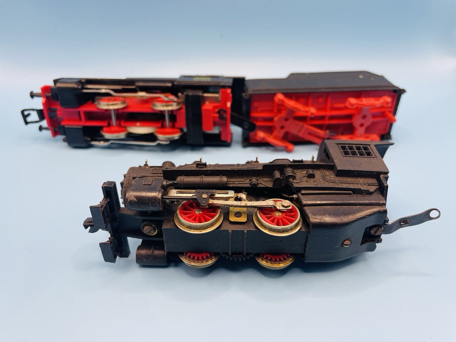 2x HO Gauge 0-4-0 Steam Locomotives + Tender (PIKO, SNCF) Untested / Parts Only