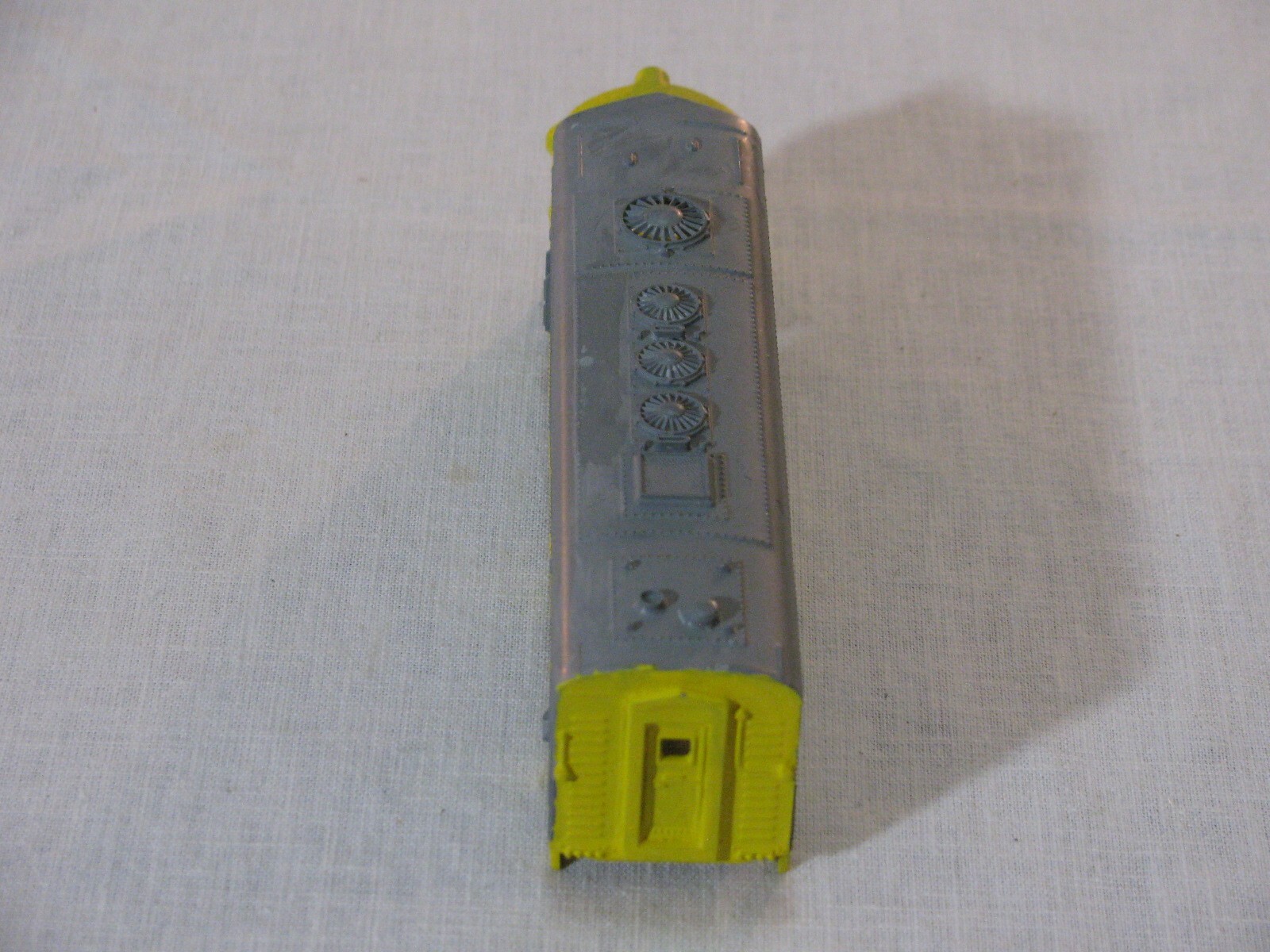 Vtg HO Scale Diesel Locomotive Shell ONLY,Unlettered No #,Yellow/Gray,Unmarked r
