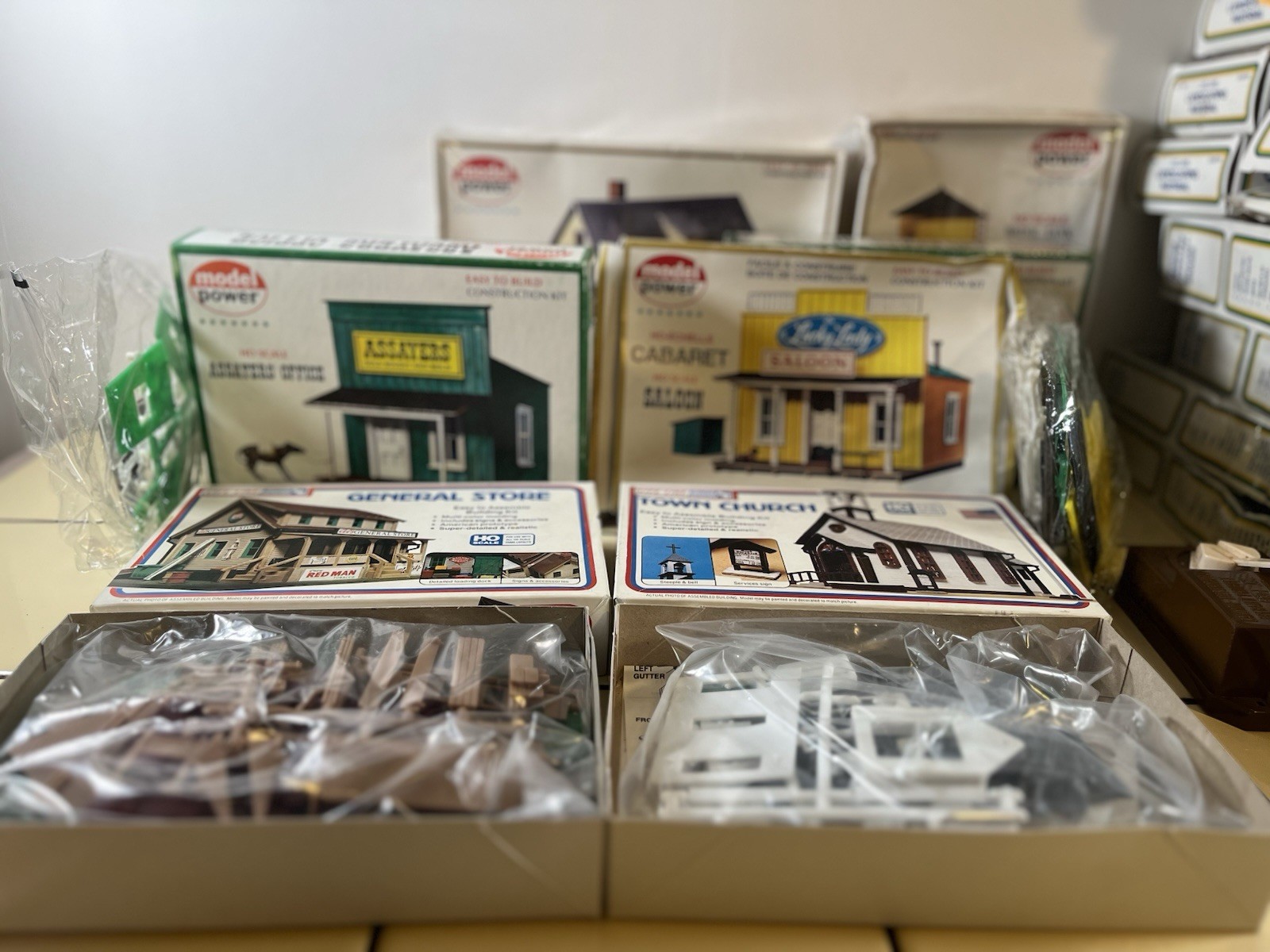 Huge Vintage HO Scale Train Lot Roundhouse Athearn Logging Mill Model Power