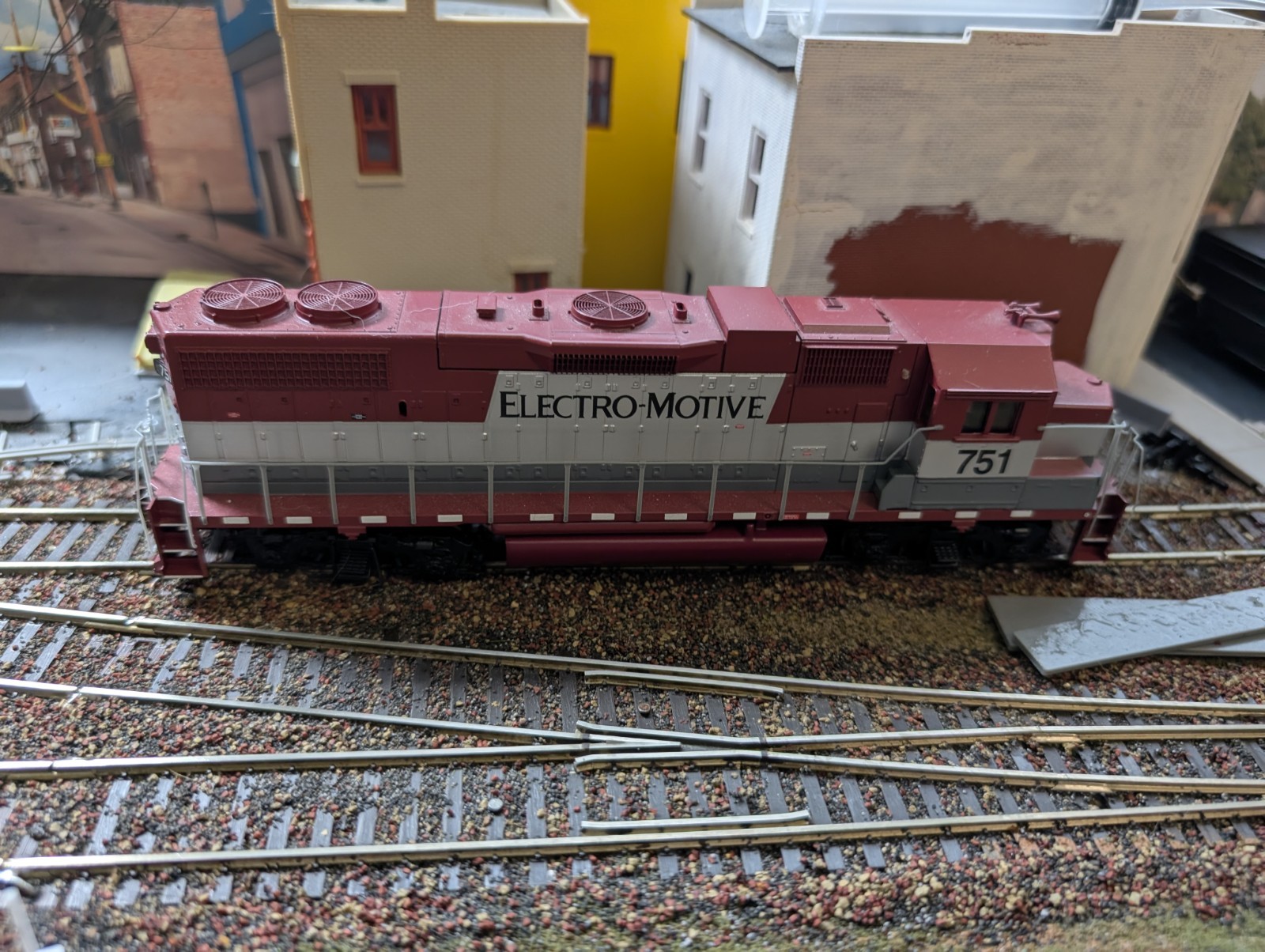 HO Scale Athearn 8009 EMD Electro-Motive EMD GP38-2 Diesel locmotive #751