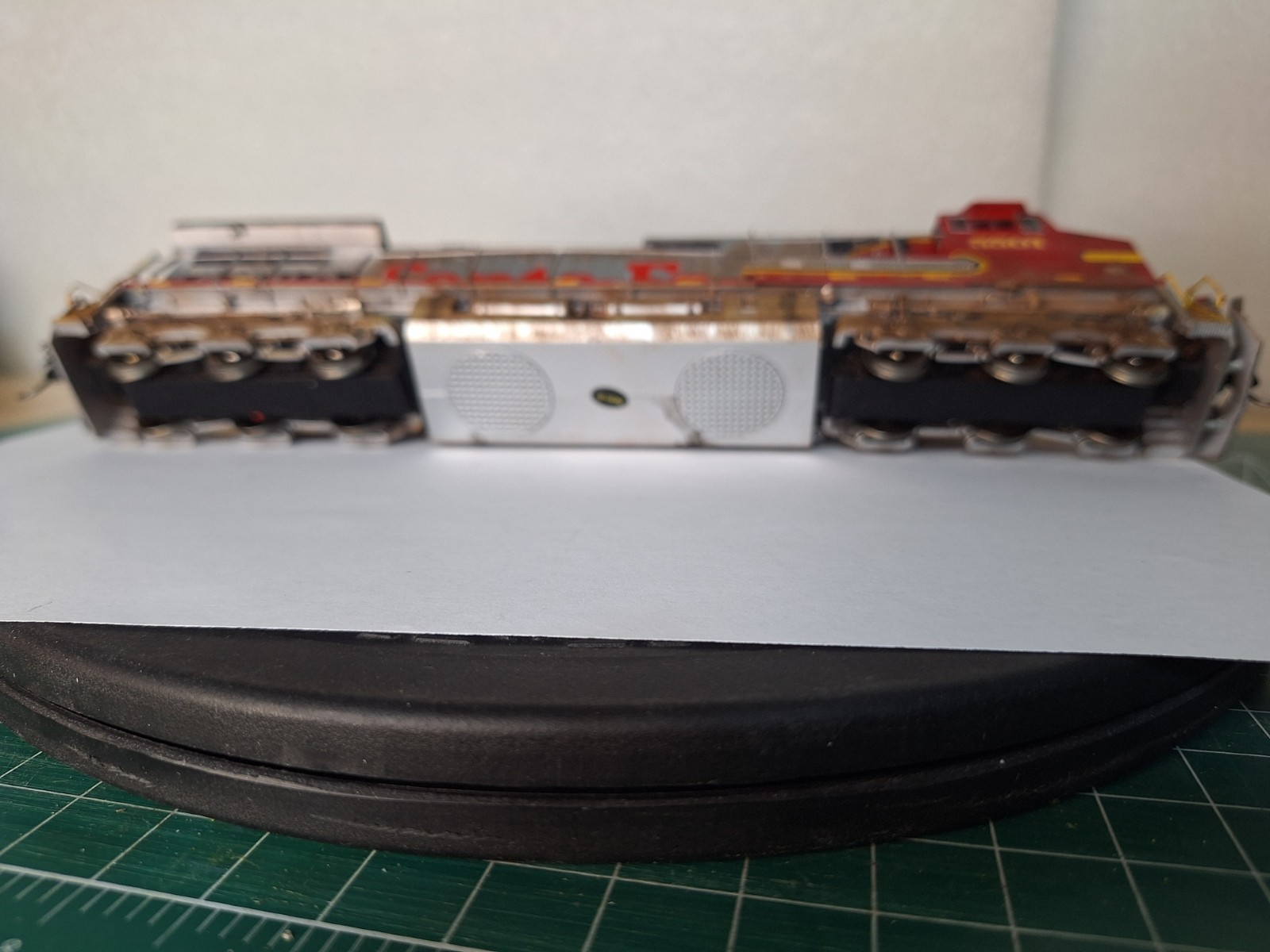 HO-Scale MTH GE C44-9W Santa Fe 5501