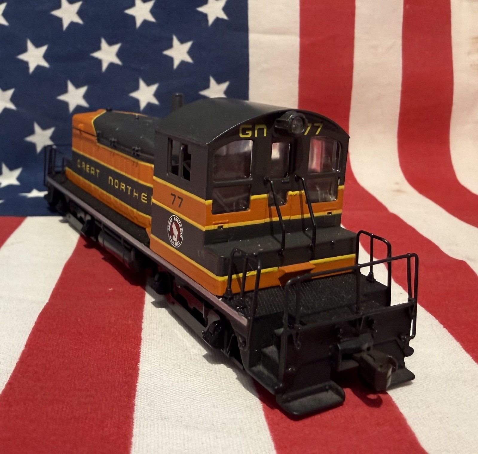 Walthers HO Scale Great Northern #77 Switcher Locomotive DC Runs Needs Repair
