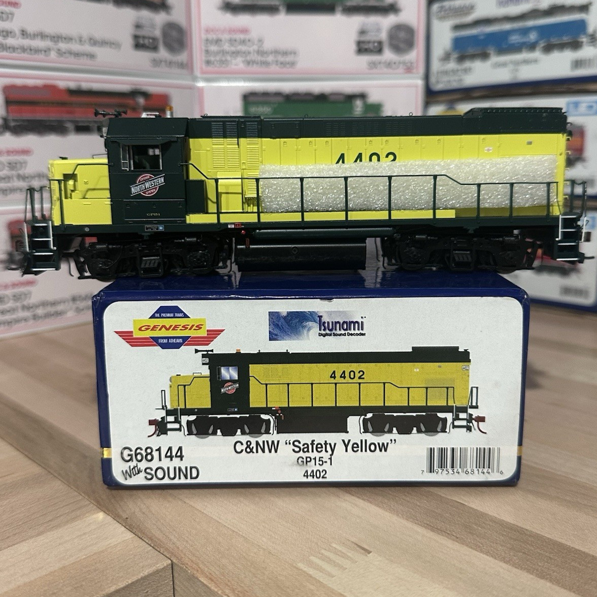 Athearn Genesis HO EMD GP15-1 C&NW Safety#4402 DCC&Sound LNIB