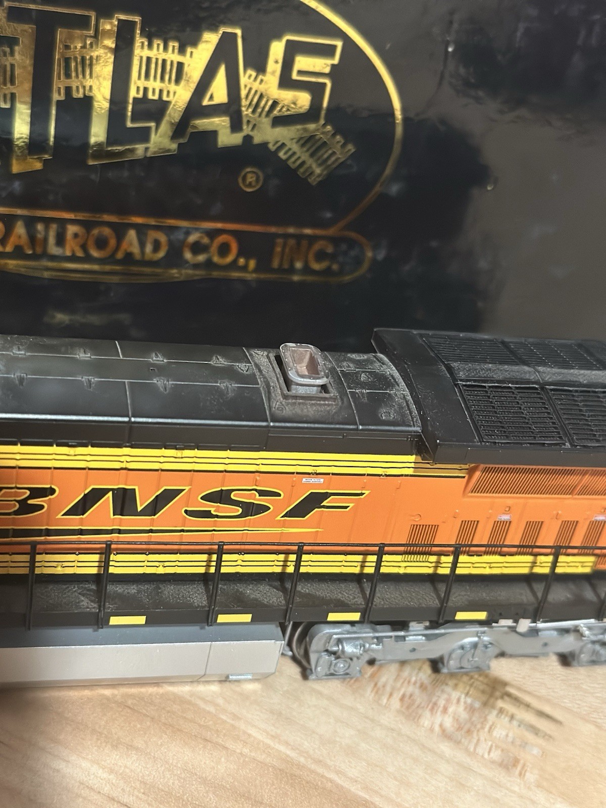 Atlas HO GE Dash 8-40CW BNSF #882 Master Series Gold DCC Sound Lightly Weathered