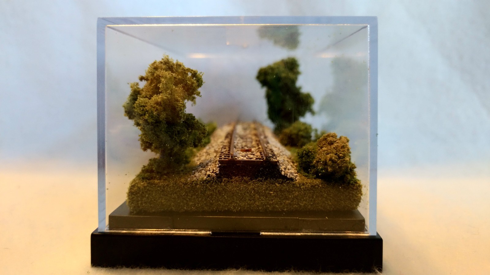 Z SCALE MINI DISPLAY CASE – GREAT FOR ANY Z SCALE LOCO OR CAR