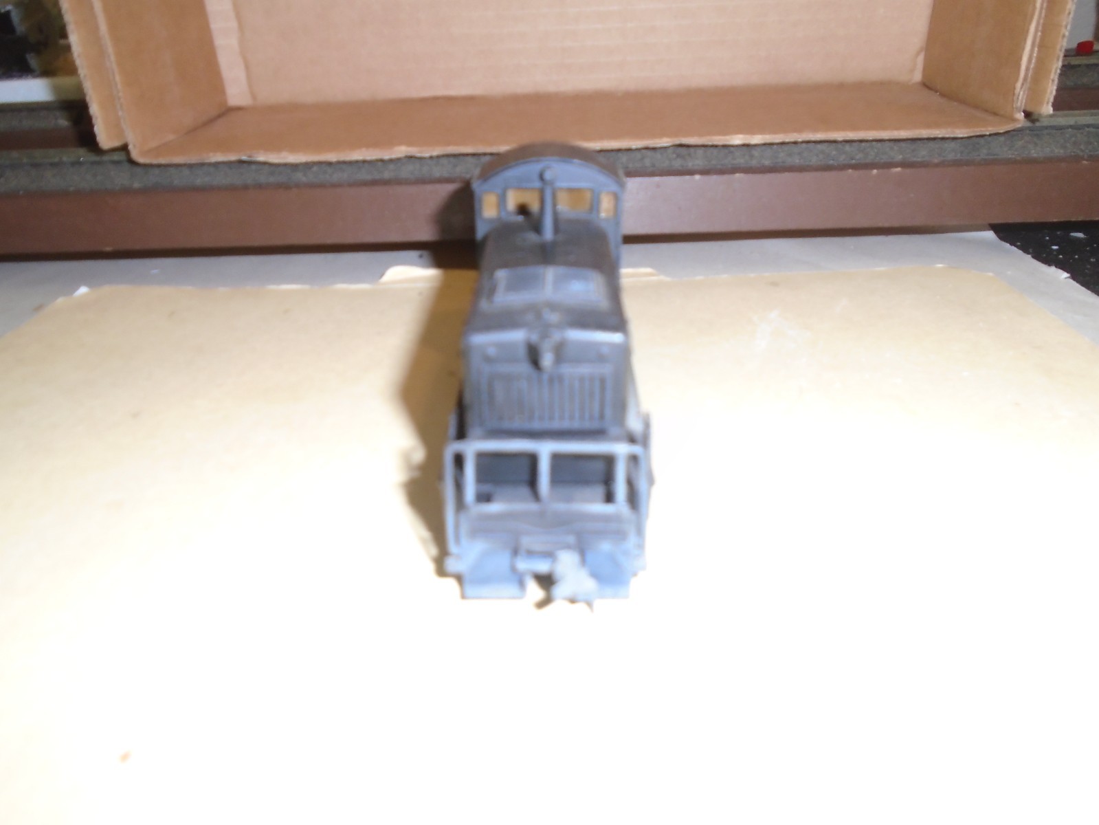 LINDBERG EMD SW-600 DIESEL LOCOMOTIVE – UNDECORATED (RUNS) HO