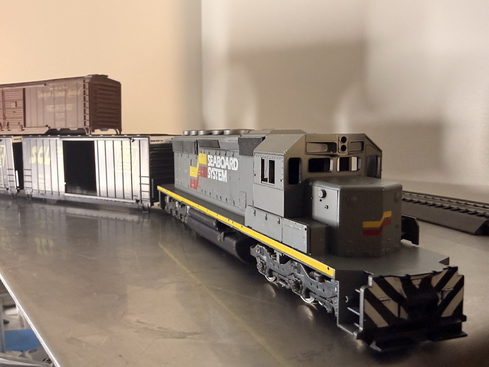 GSB Rail Ltd SD40-2 Seaboard System #3706 Powered HO Scale + 3 Seaboard Cars NEW