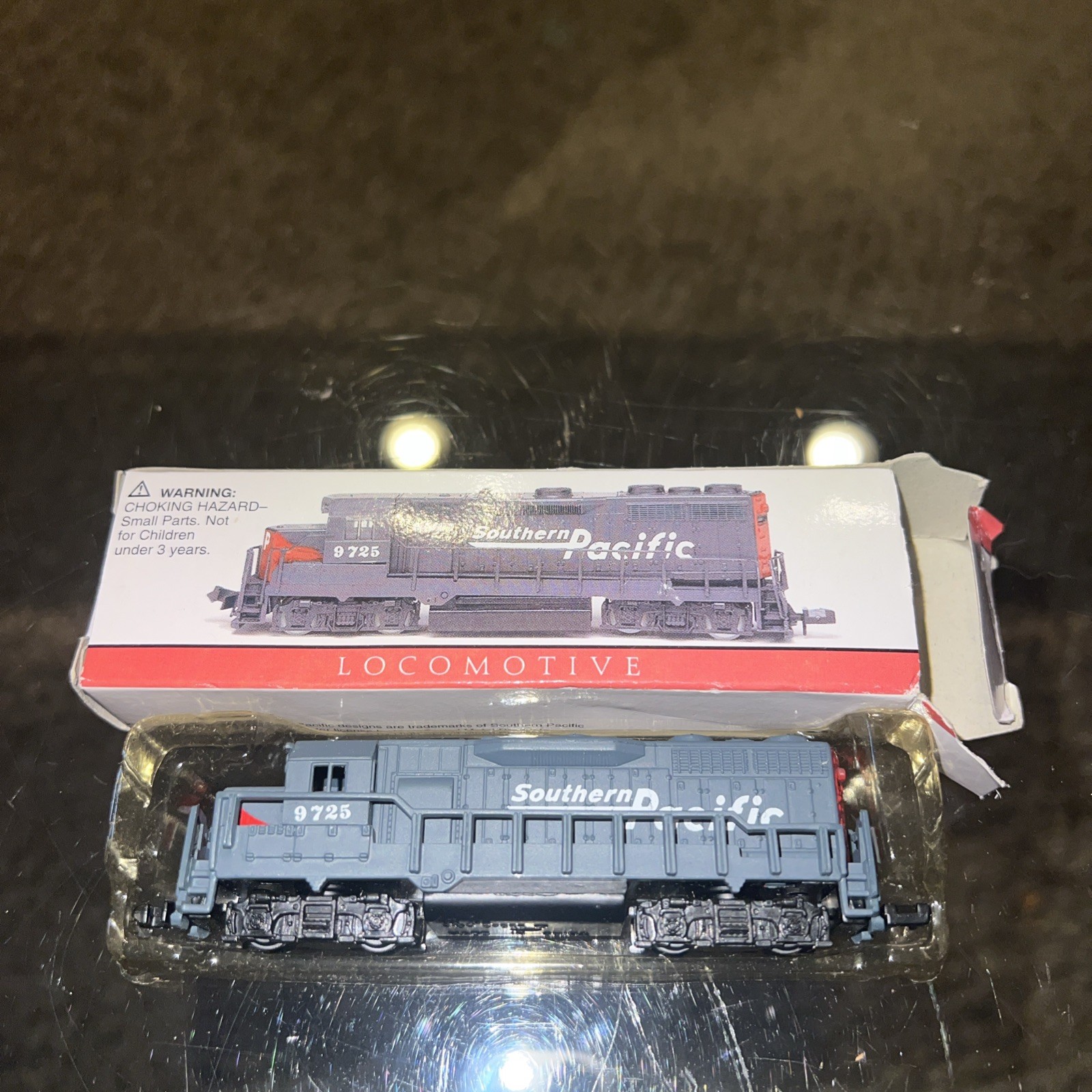Vintage Southern Pacific Locomotive 9725 Never used still in box. N Scale