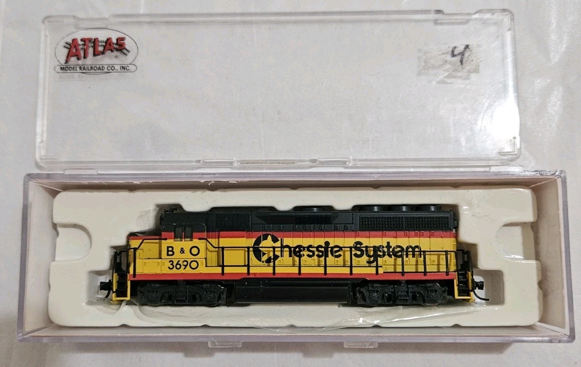ATLAS N SCALE CHESSIE SYSTEM B&O GP-40 DIESEL LOCOMOTIVE MIB 48505 # 3690
