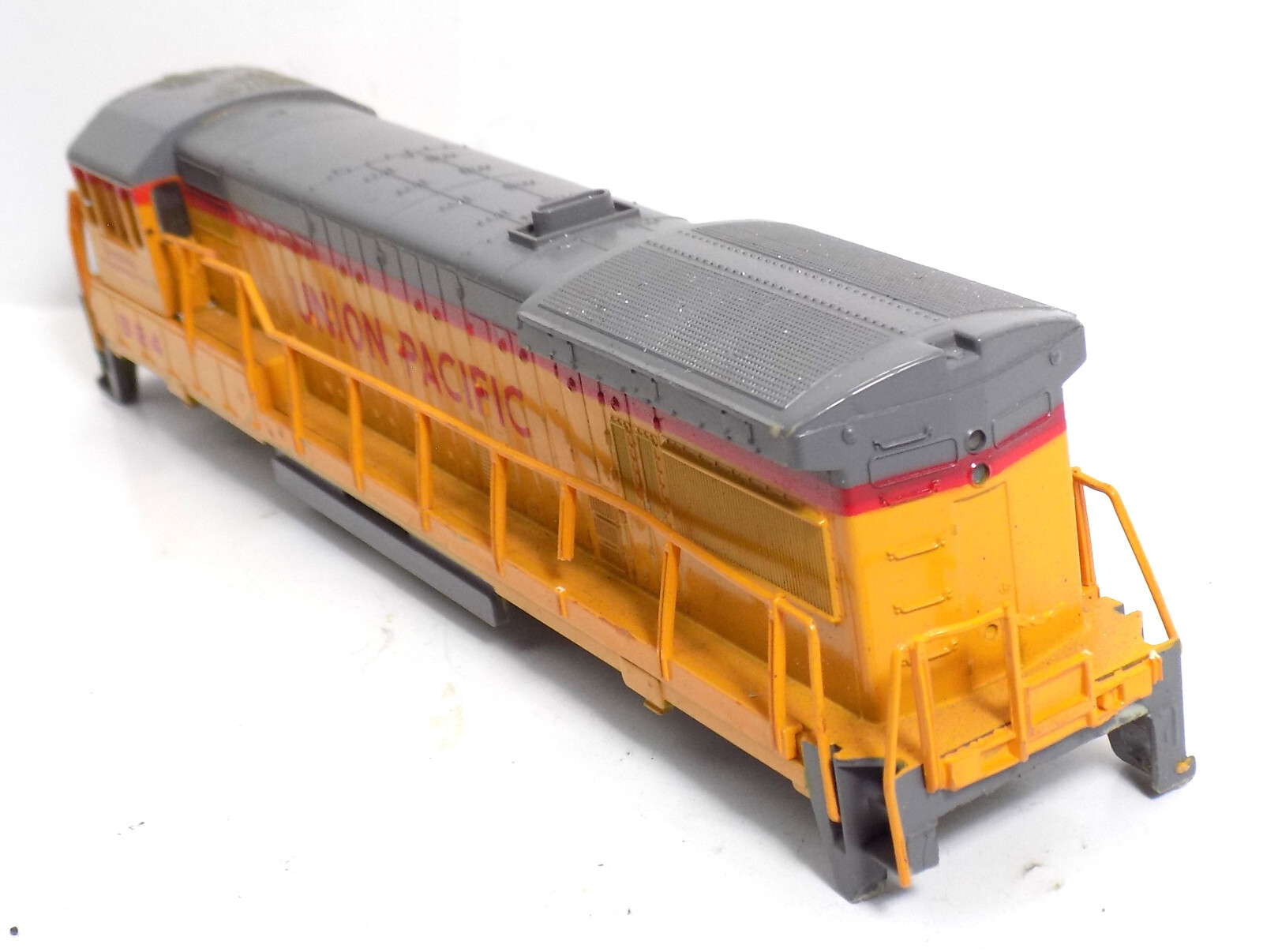HO / UNBRANDED / UNION PACIFIC / DIESEL LOCOMOTIVE #824 / SHELL / BODY / PARTS