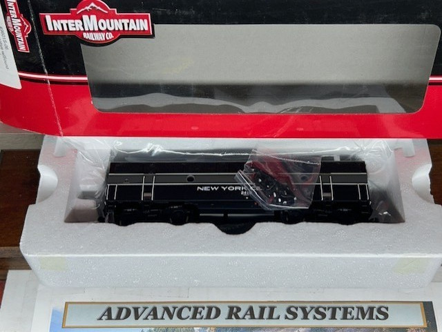 NEW YORK CENTRAL EMD F3B LOCO – FACTORY DC/DCC / QUANTUM SOUND HO Scale NEW OOP
