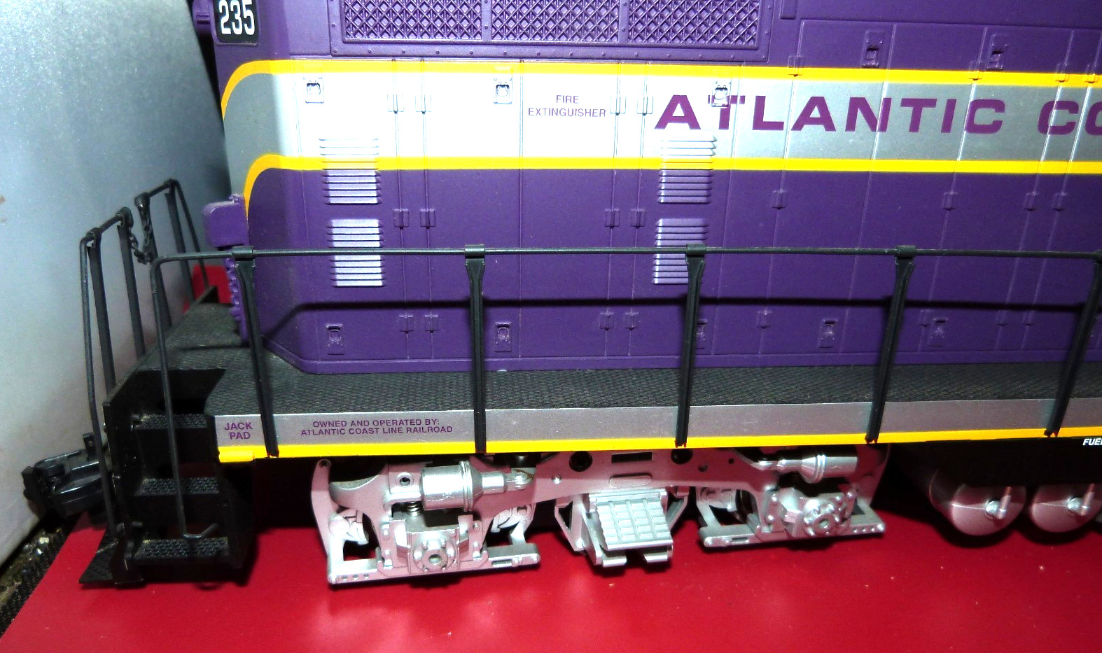 G Scale USA Trains Atlantic Coast Line EMD GP7 Diesel #235