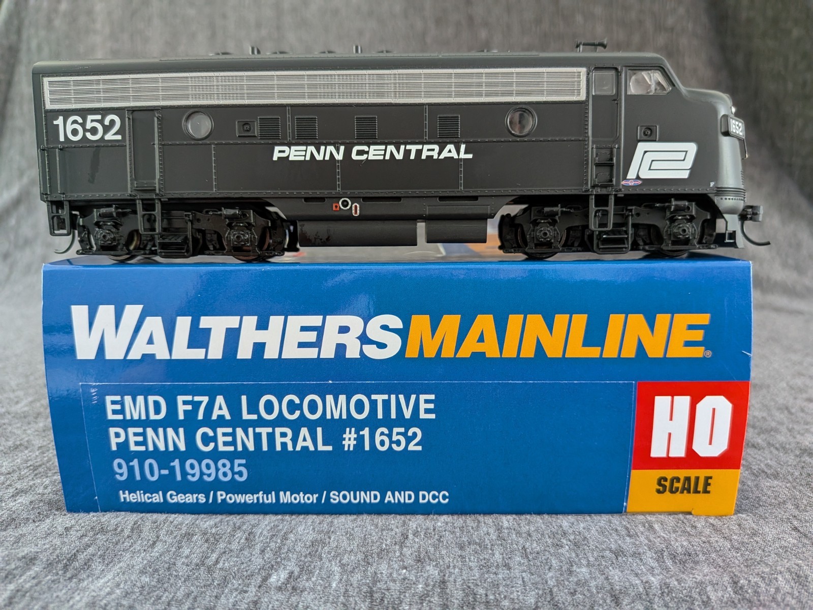 Walthers Mainline HO F7A, Penn Central #1652, #910-19985, DCC/Sound.