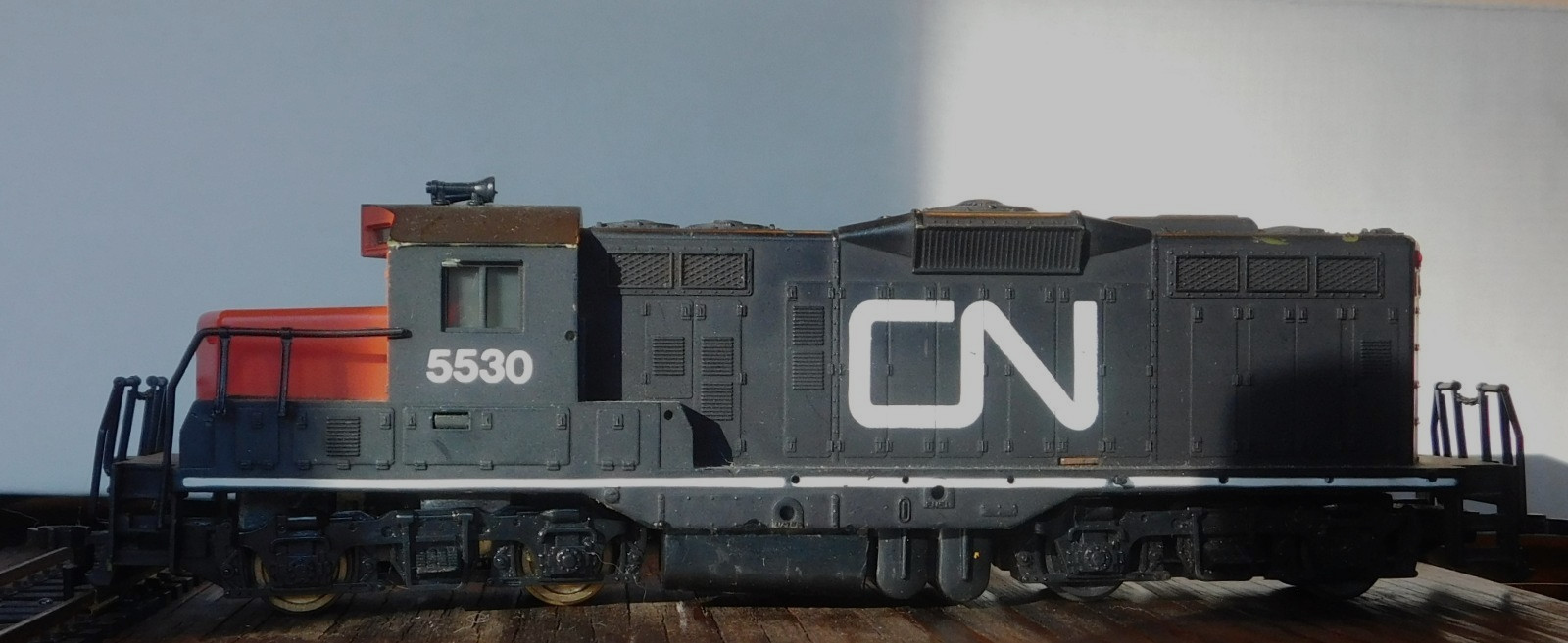 COX Diesel Locomotive EMD GP-9 ~ CANADIAN NORTHERN ~ Rd# 5530 – HO