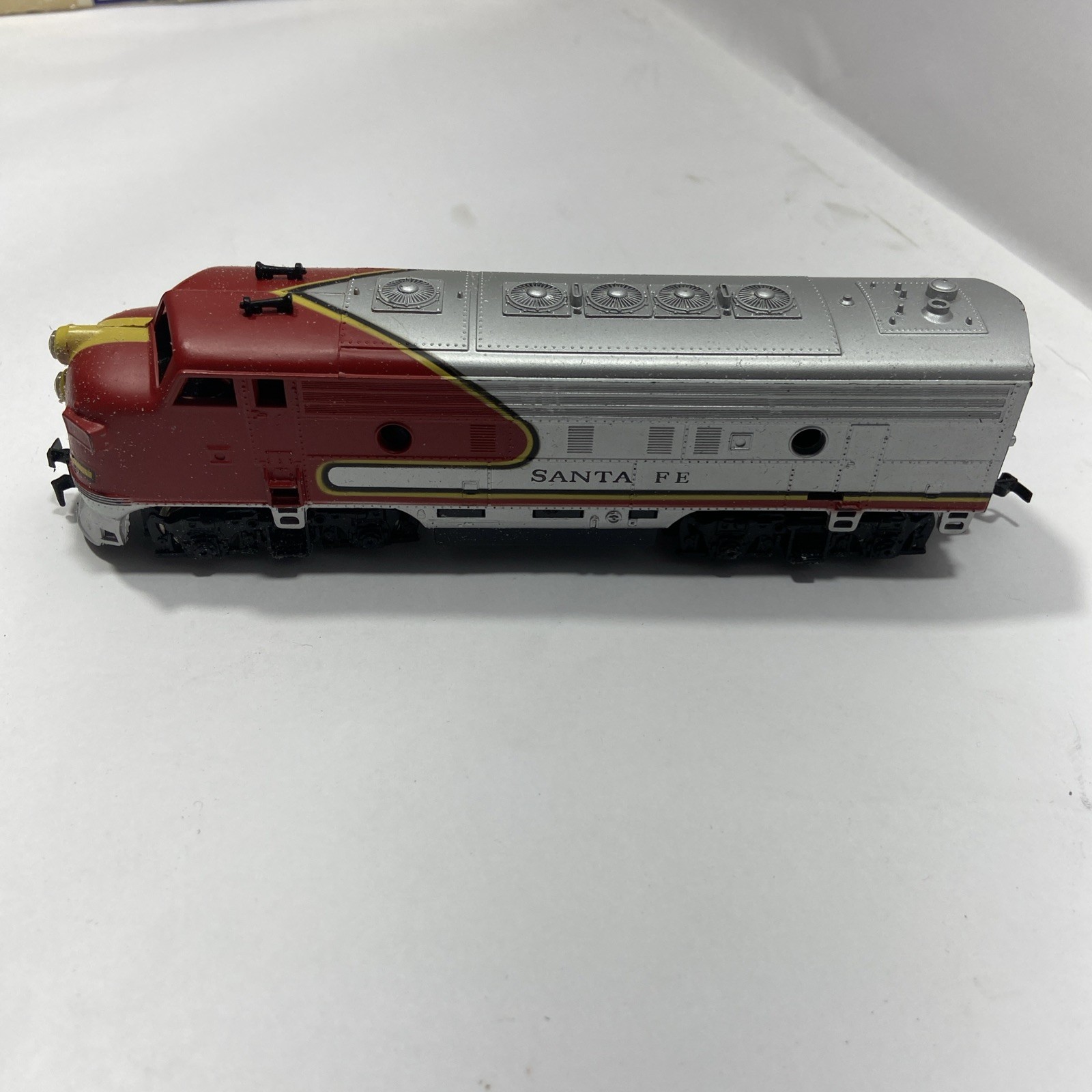 Life-Like Trains – Santa Fe Powered Locomotive – HO Scale 8689 F-7 LOCO SFE