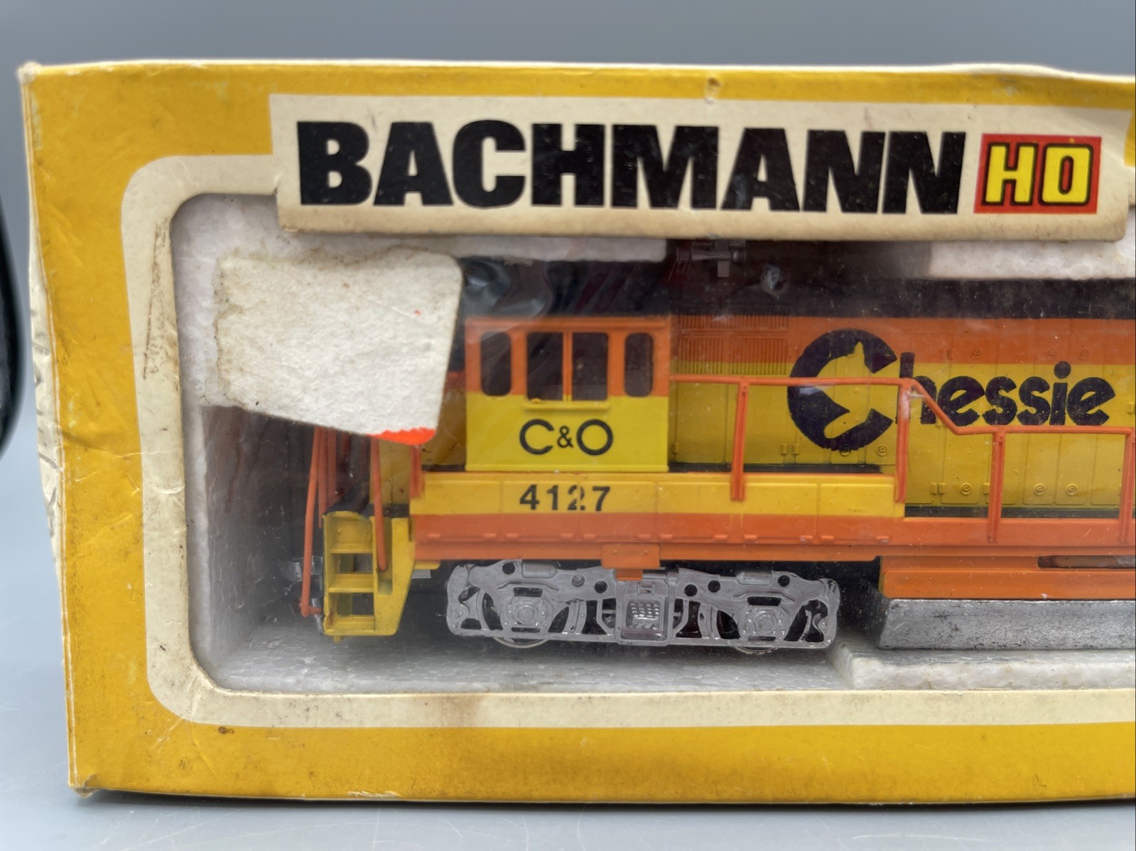 HO Scale Bachmann, GE U-36B Diesel Locomotive Chessie System, C&O #4127 Orange